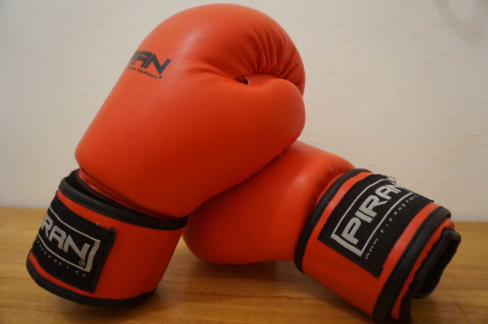 Sony Alpha NEX-3N sample photo. Box, gloves, fight photography