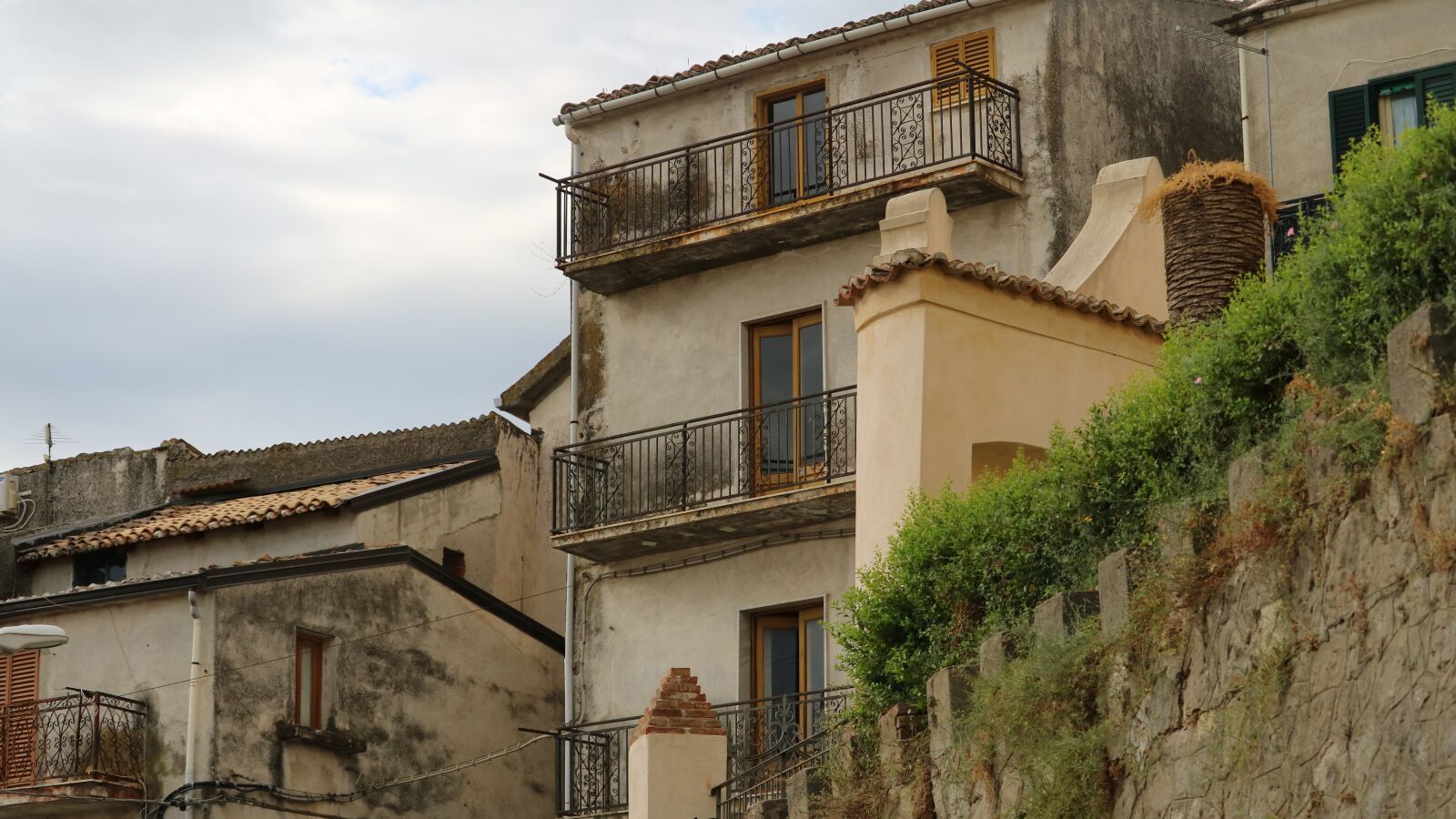 Canon EOS M3 + Canon EF-S 55-250mm F4-5.6 IS STM sample photo. Crosia, calabria, building photography
