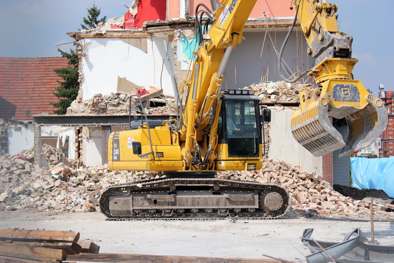 Canon EOS 550D (EOS Rebel T2i / EOS Kiss X4) sample photo. Excavators, demolition, construction vehicle photography
