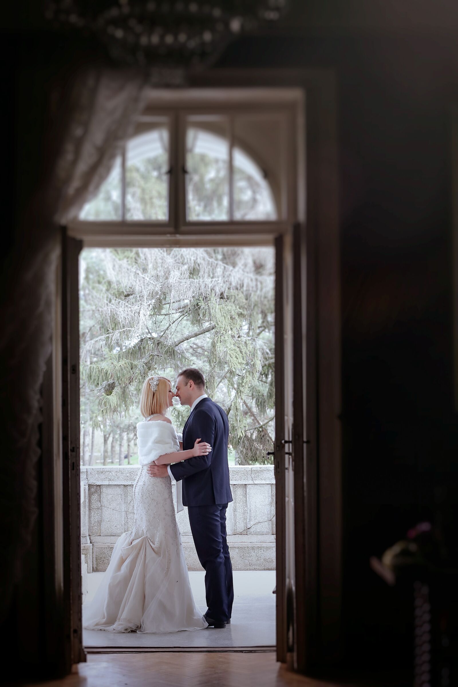 Canon EOS 5D Mark III sample photo. Kiss, wife, husband, balcony photography