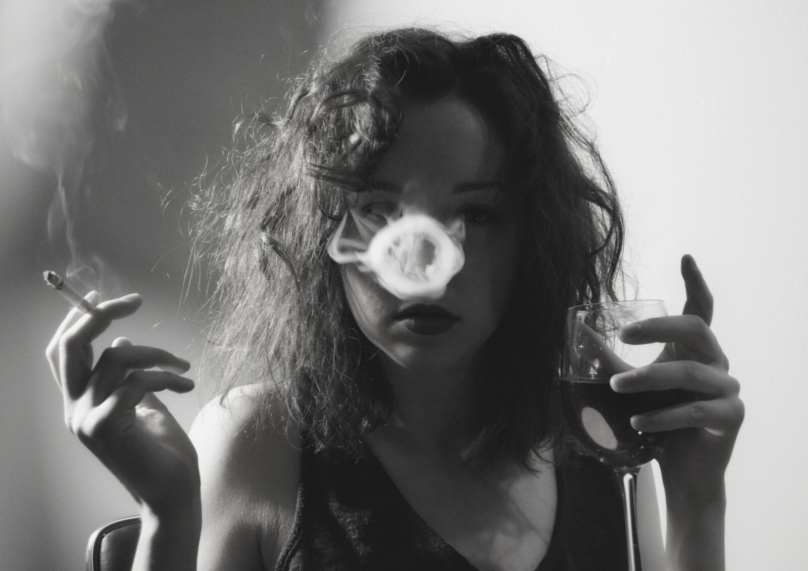 Nikon D3200 sample photo. Round, smoke, woman photography