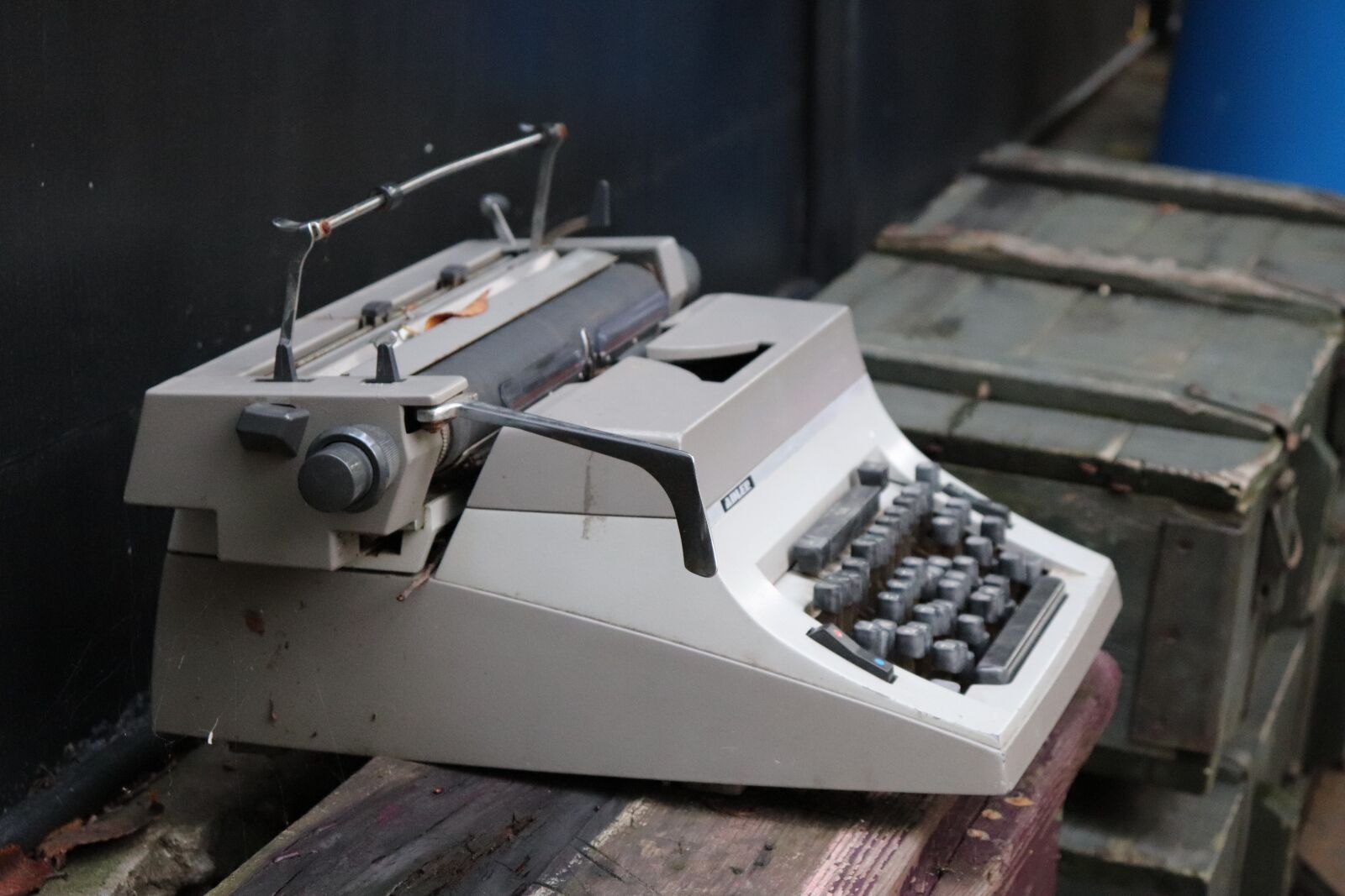 Canon EOS 200D (EOS Rebel SL2 / EOS Kiss X9) sample photo. Old typewriter left outside photography