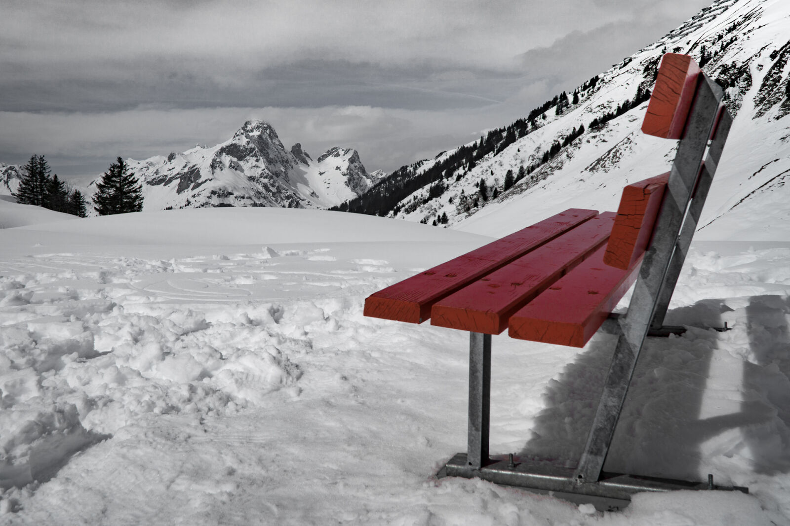 Sony E PZ 18-105mm F4 G OSS sample photo. Snow, bench, mountains, red photography