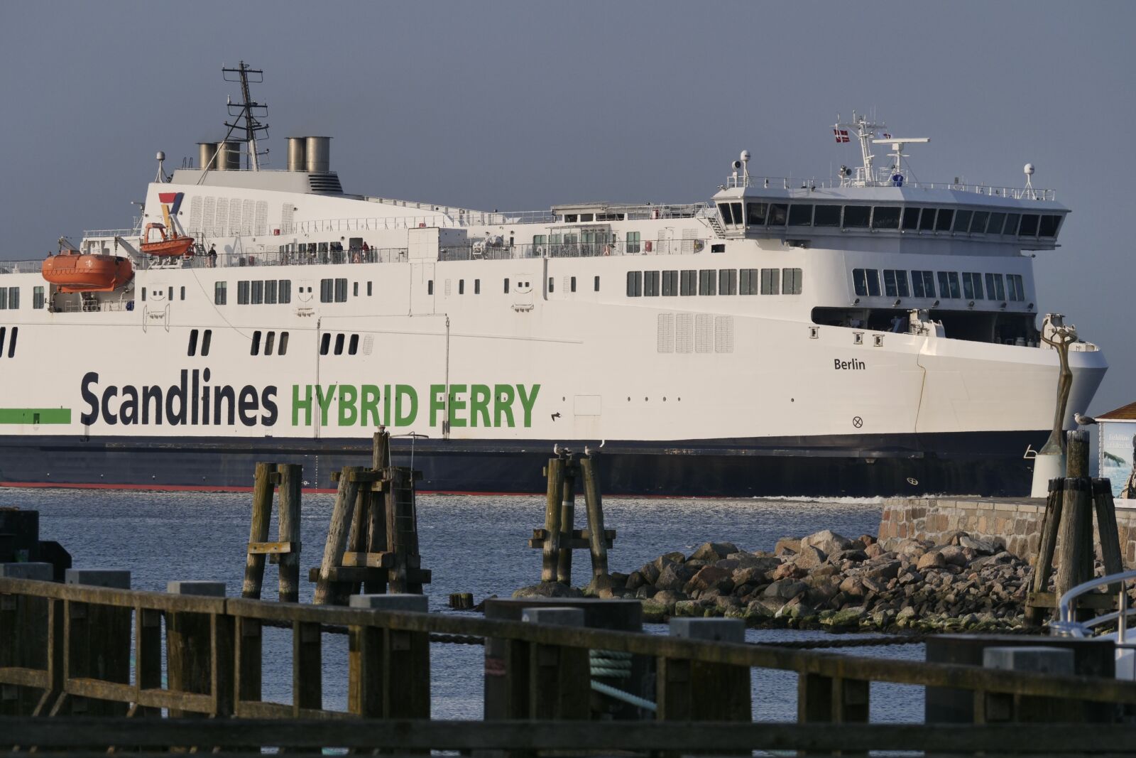 Panasonic Lumix DC-G9 sample photo. Waters, ship, ferry photography