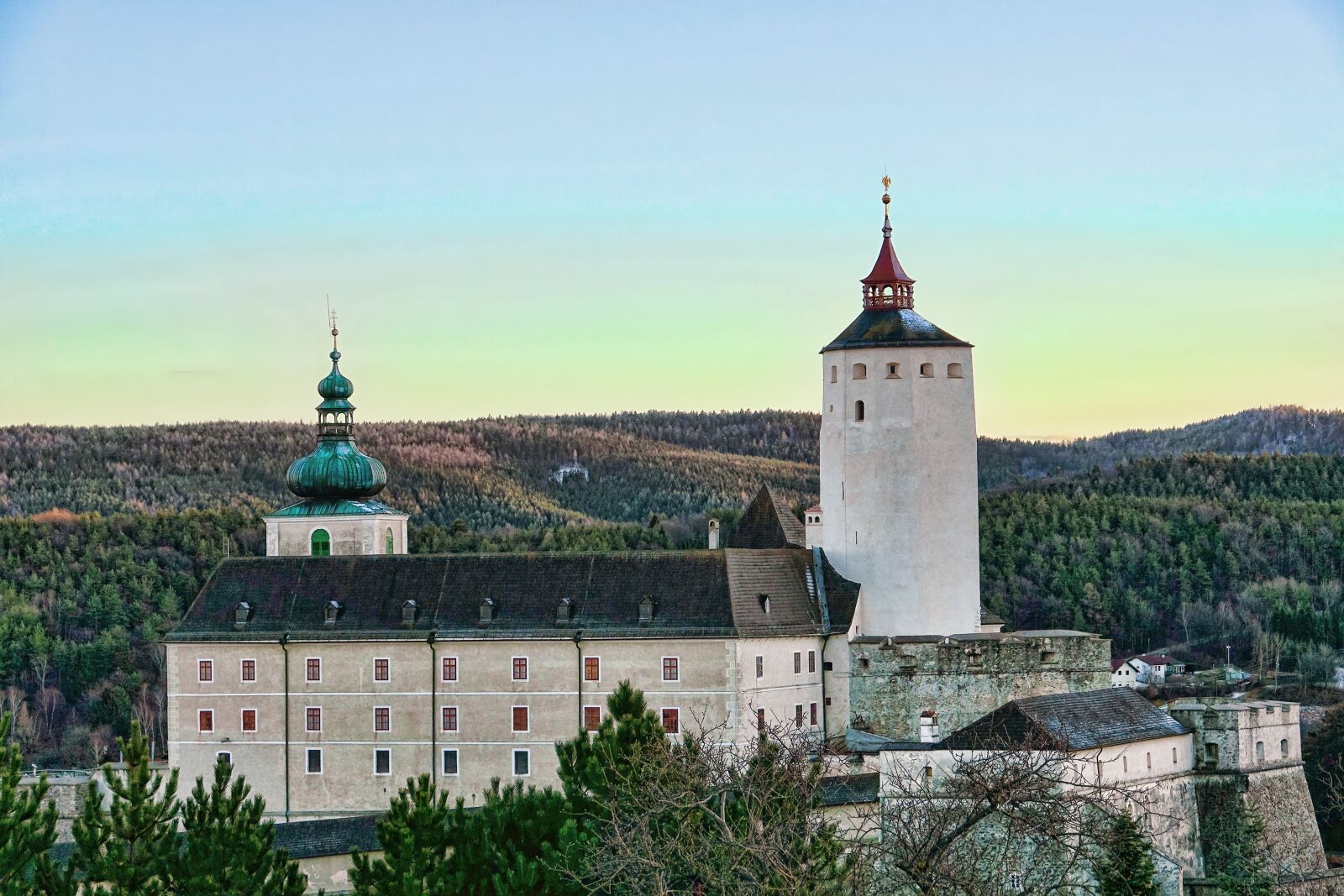 Sony Cyber-shot DSC-RX10 III sample photo. Architecture, tower, castle photography