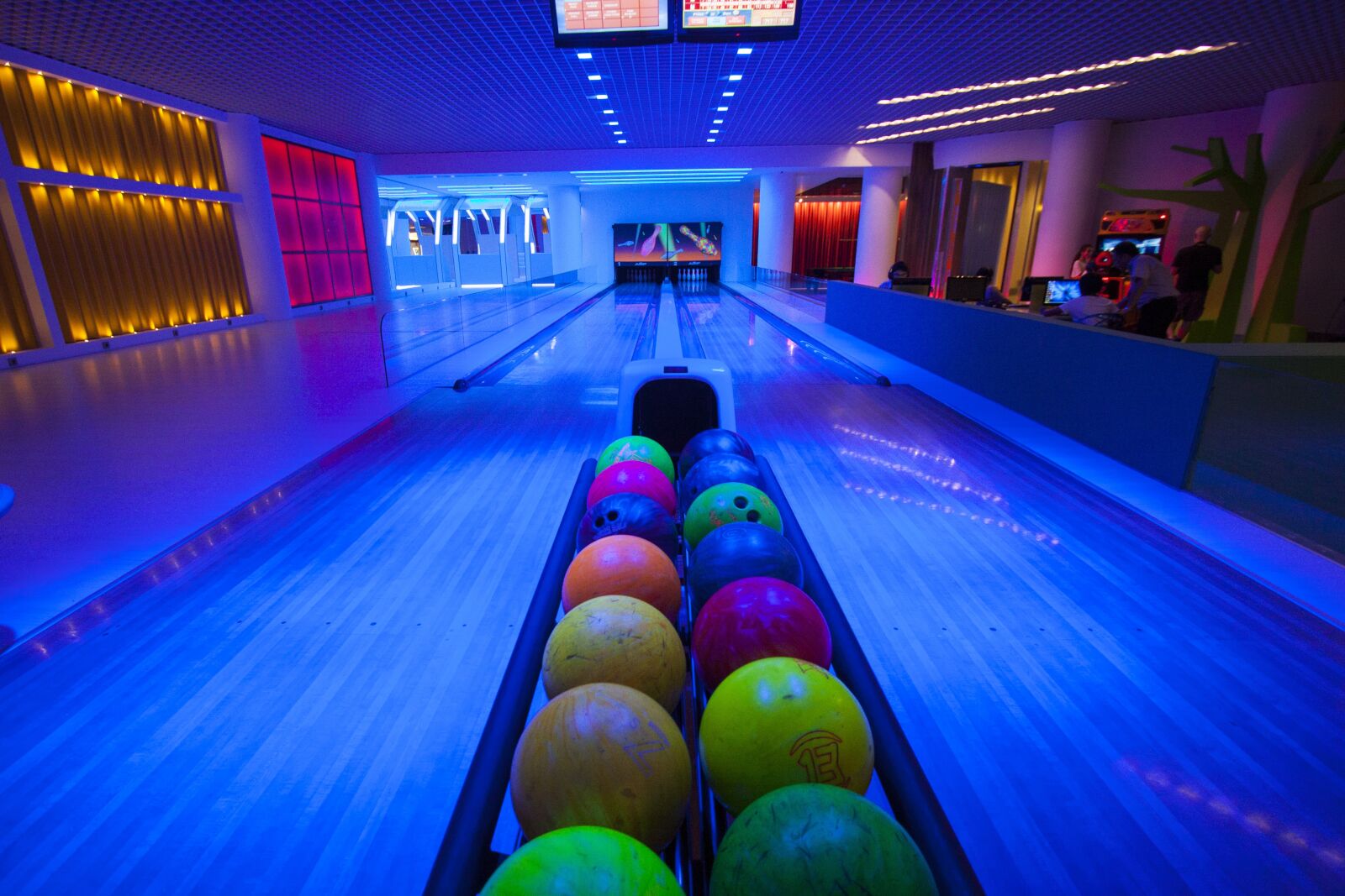 Canon EOS 50D + Canon EF-S 10-22mm F3.5-4.5 USM sample photo. Bowling, ball, sports photography