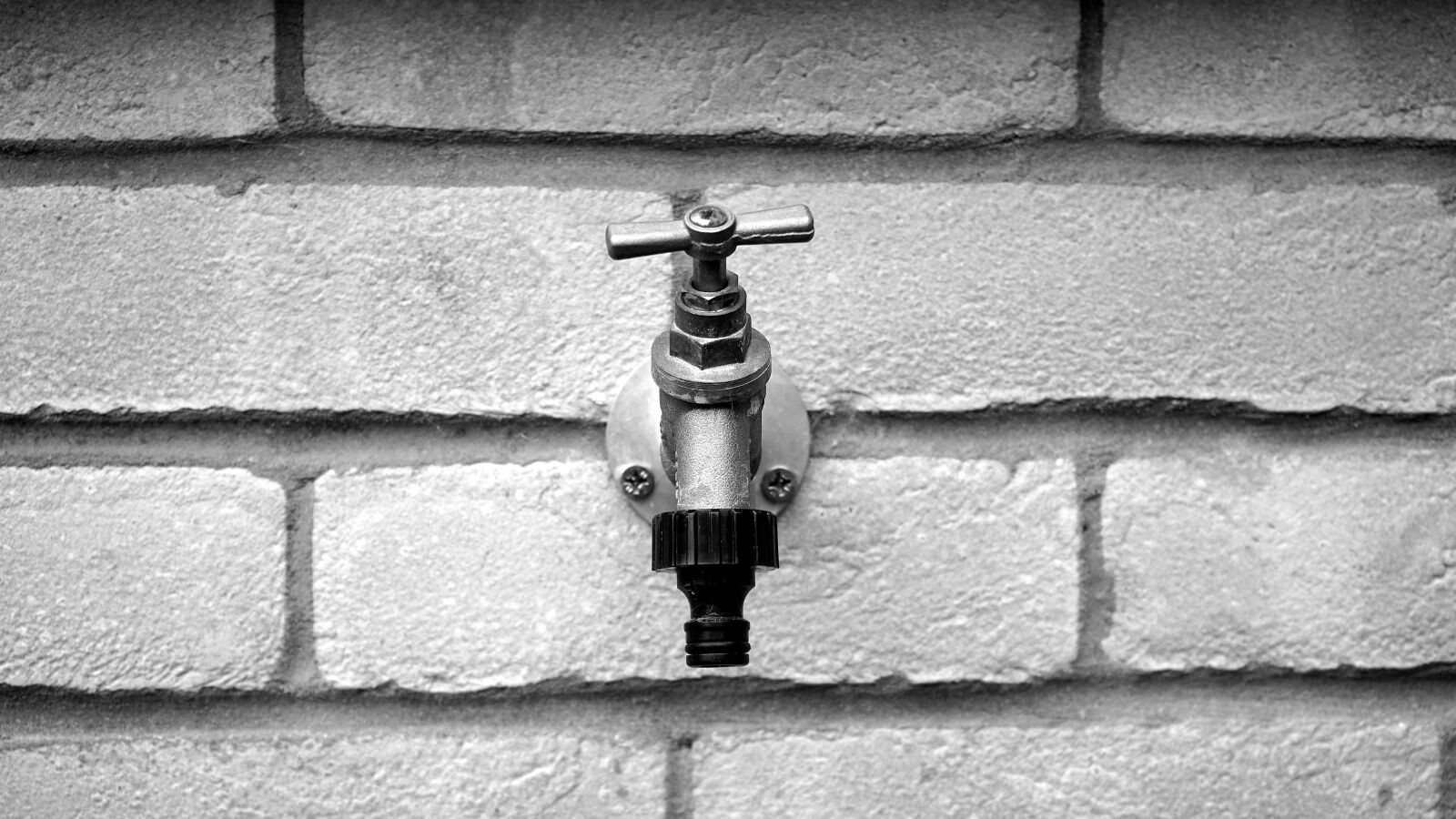 Sony a7 + Sony FE 28-70mm F3.5-5.6 OSS sample photo. Wall, tap, home photography