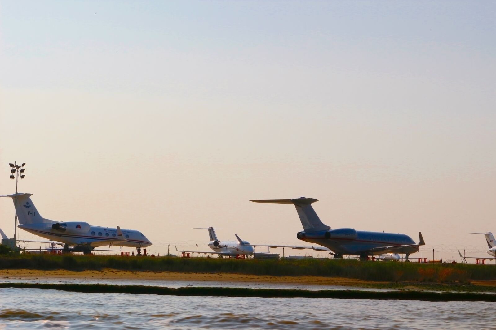 Canon EOS 100D (EOS Rebel SL1 / EOS Kiss X7) sample photo. Airport, private jet, jet photography