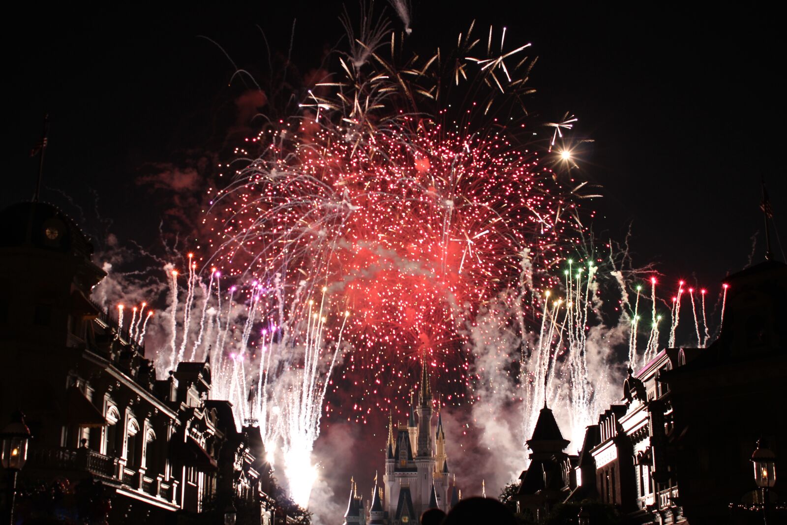 Canon EOS 600D (Rebel EOS T3i / EOS Kiss X5) sample photo. Disney, fires, castle photography