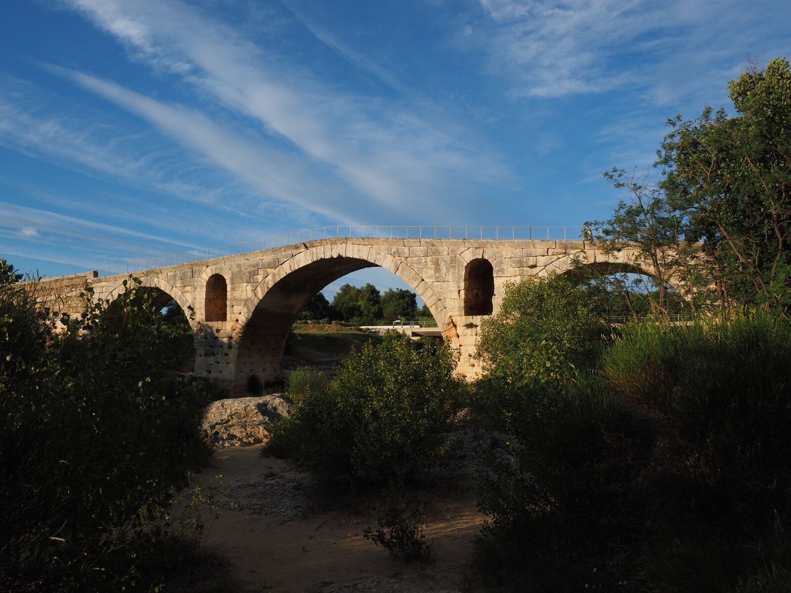Olympus OM-D E-M1 + Olympus M.Zuiko Digital ED 12-40mm F2.8 Pro sample photo. Pont julien, bridge, roman photography