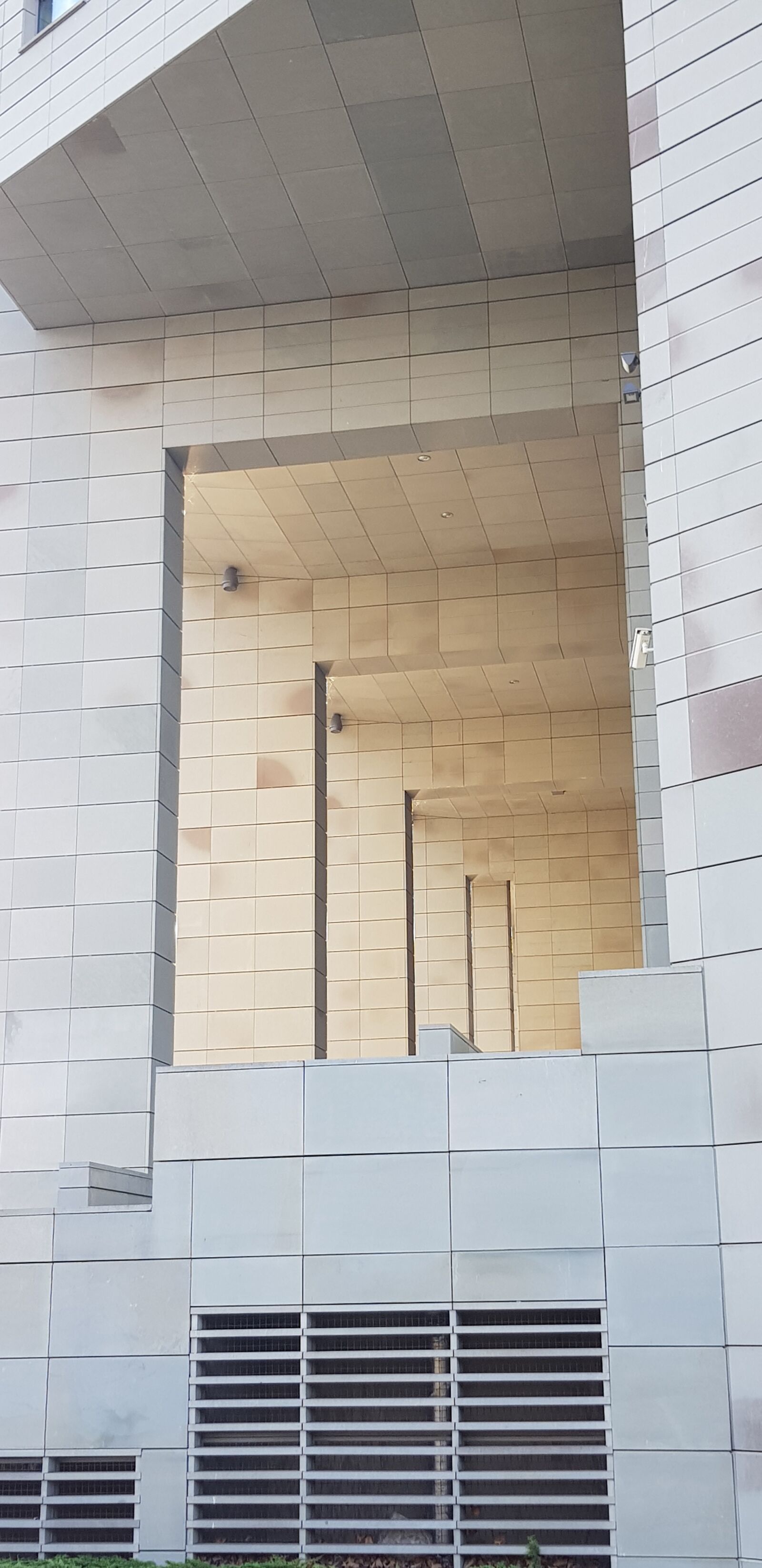 Samsung Galaxy S8 sample photo. Building, arcade, architecture photography