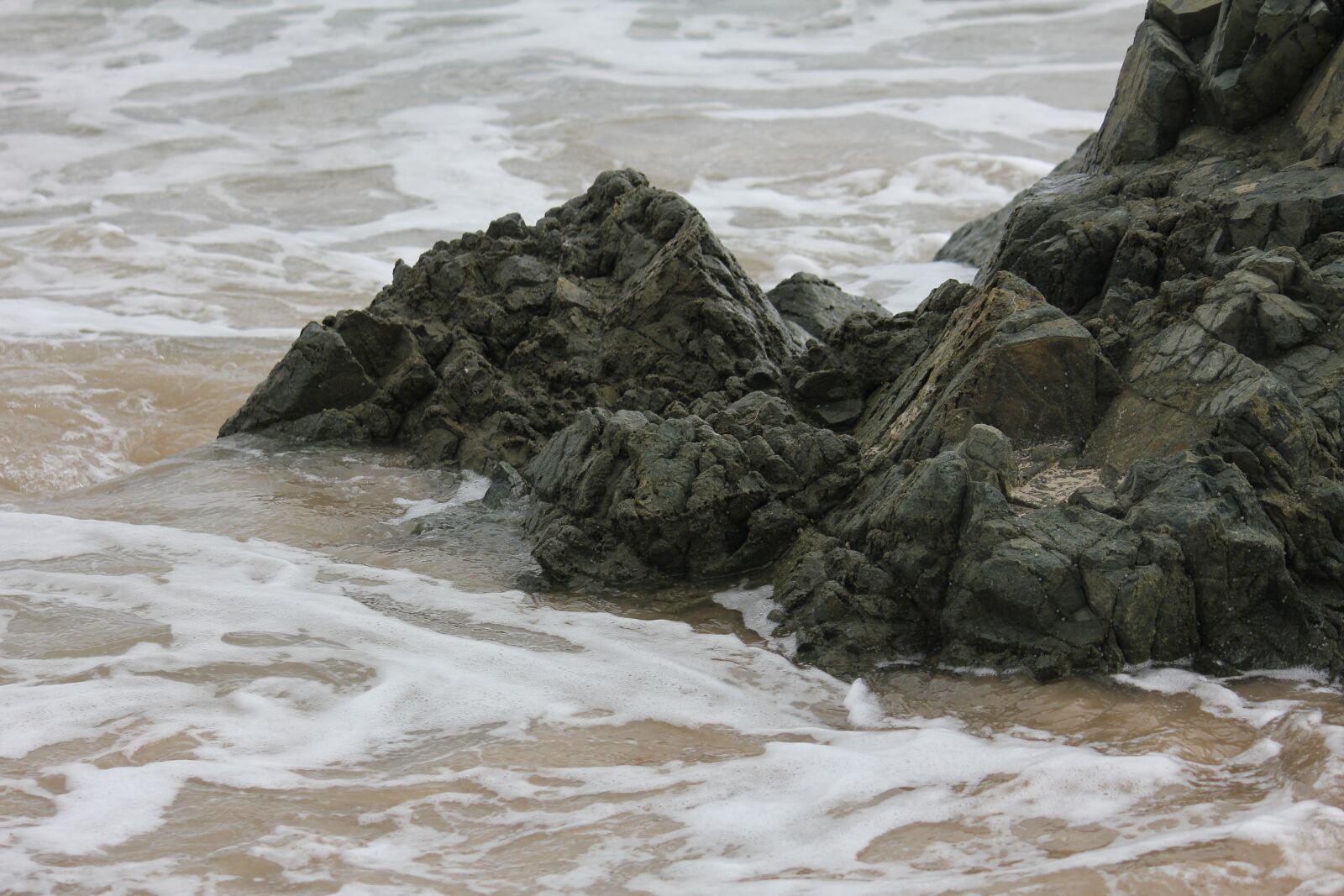 Canon EOS 550D (EOS Rebel T2i / EOS Kiss X4) sample photo. Water, rocks, beach photography