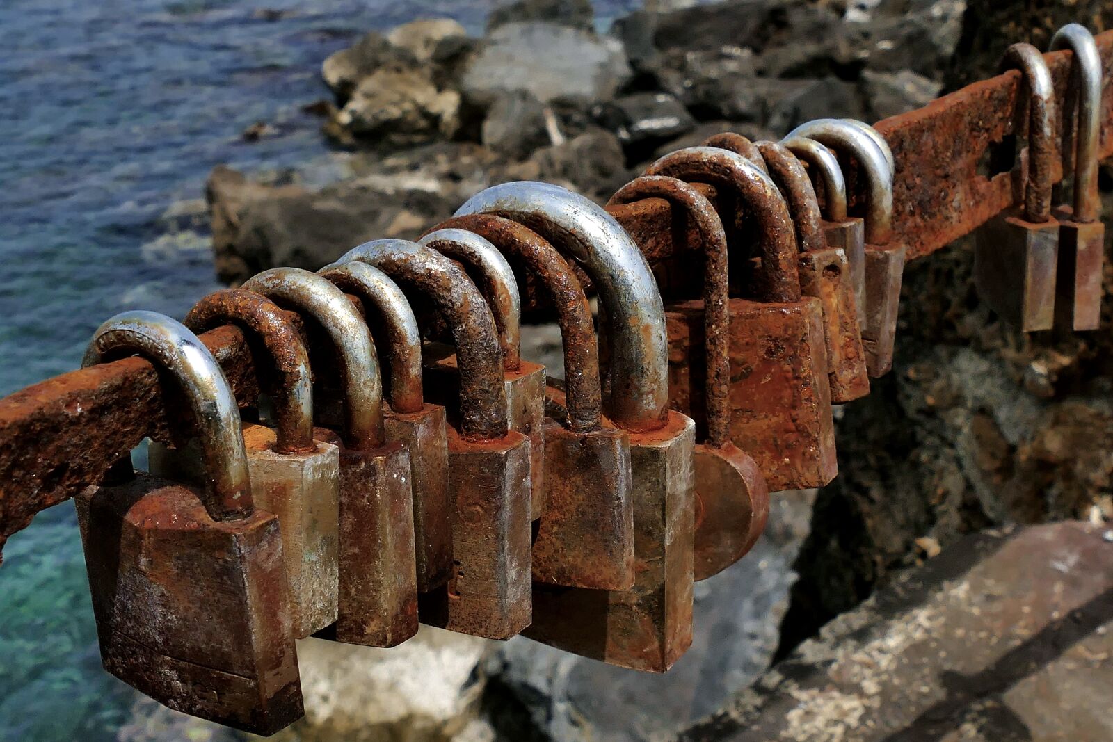 Panasonic Lumix DMC-FZ1000 sample photo. By wlodek, padlocks, happiness photography
