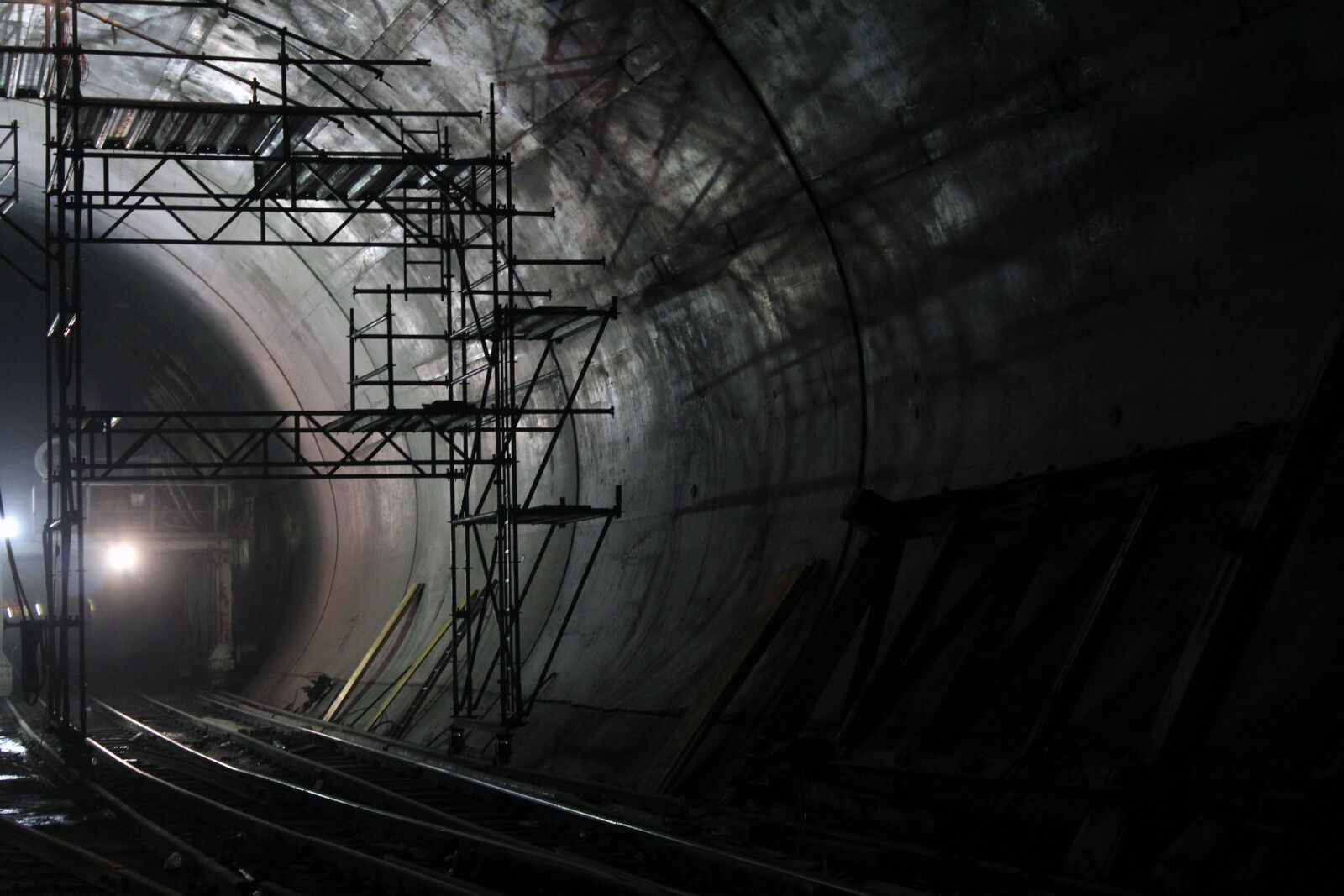 Canon EOS 600D (Rebel EOS T3i / EOS Kiss X5) sample photo. Tunnel, light, shadow photography