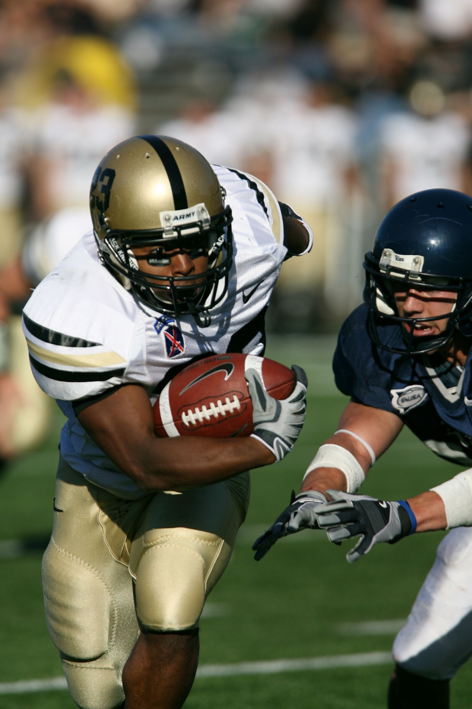 Canon EOS-1D Mark II N sample photo. American football, running back photography