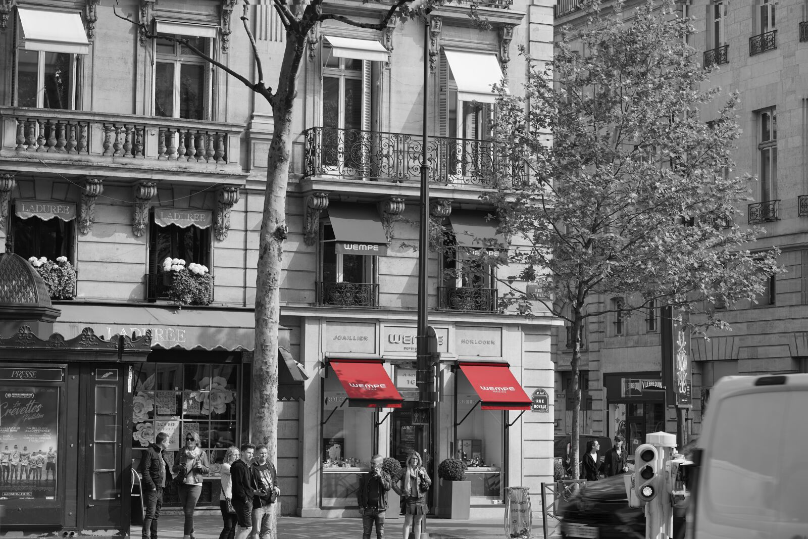 Sony a7 III + Sony FE 85mm F1.8 sample photo. Paris, france, shops photography