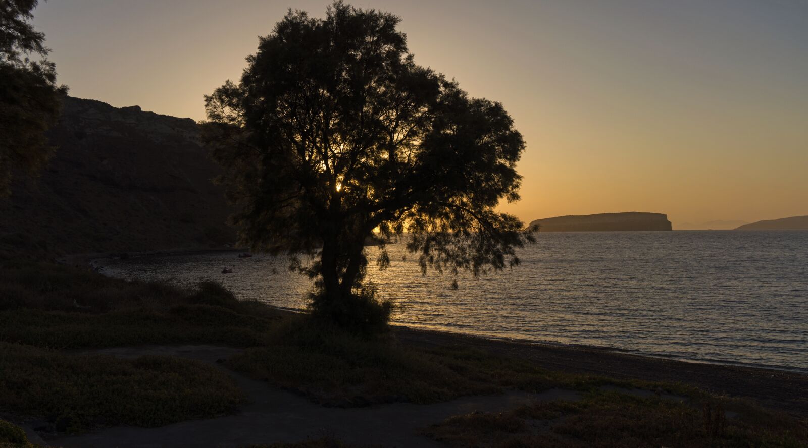 Sony Alpha NEX-7 + Sony E 16-50mm F3.5-5.6 PZ OSS sample photo. Santorini, beach, sunset photography