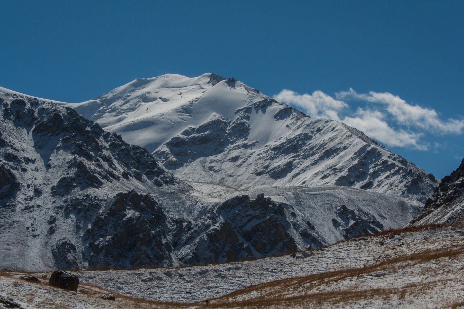 Canon EOS 350D (EOS Digital Rebel XT / EOS Kiss Digital N) sample photo. Mountains, snow, clouds photography
