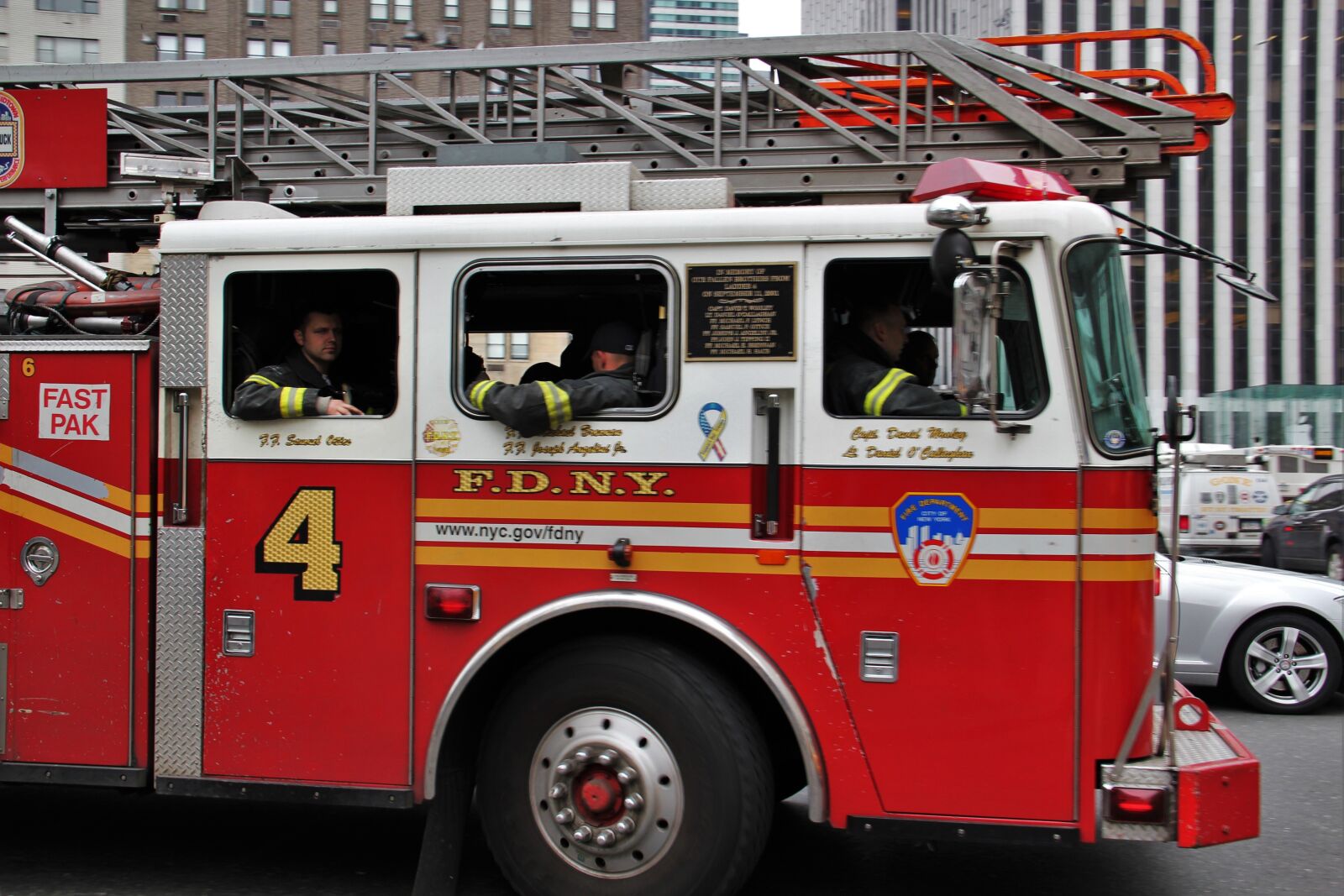 Canon EOS 550D (EOS Rebel T2i / EOS Kiss X4) sample photo. Fire truck, american, fdny photography