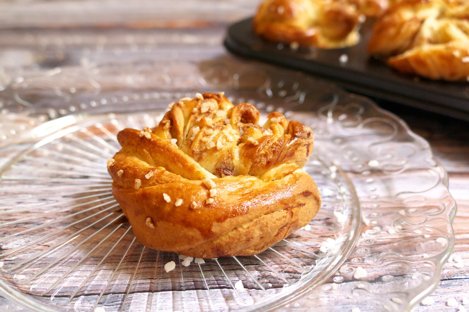Panasonic Lumix DMC-FZ1000 sample photo. Cinnamon bun, pastries, bake photography