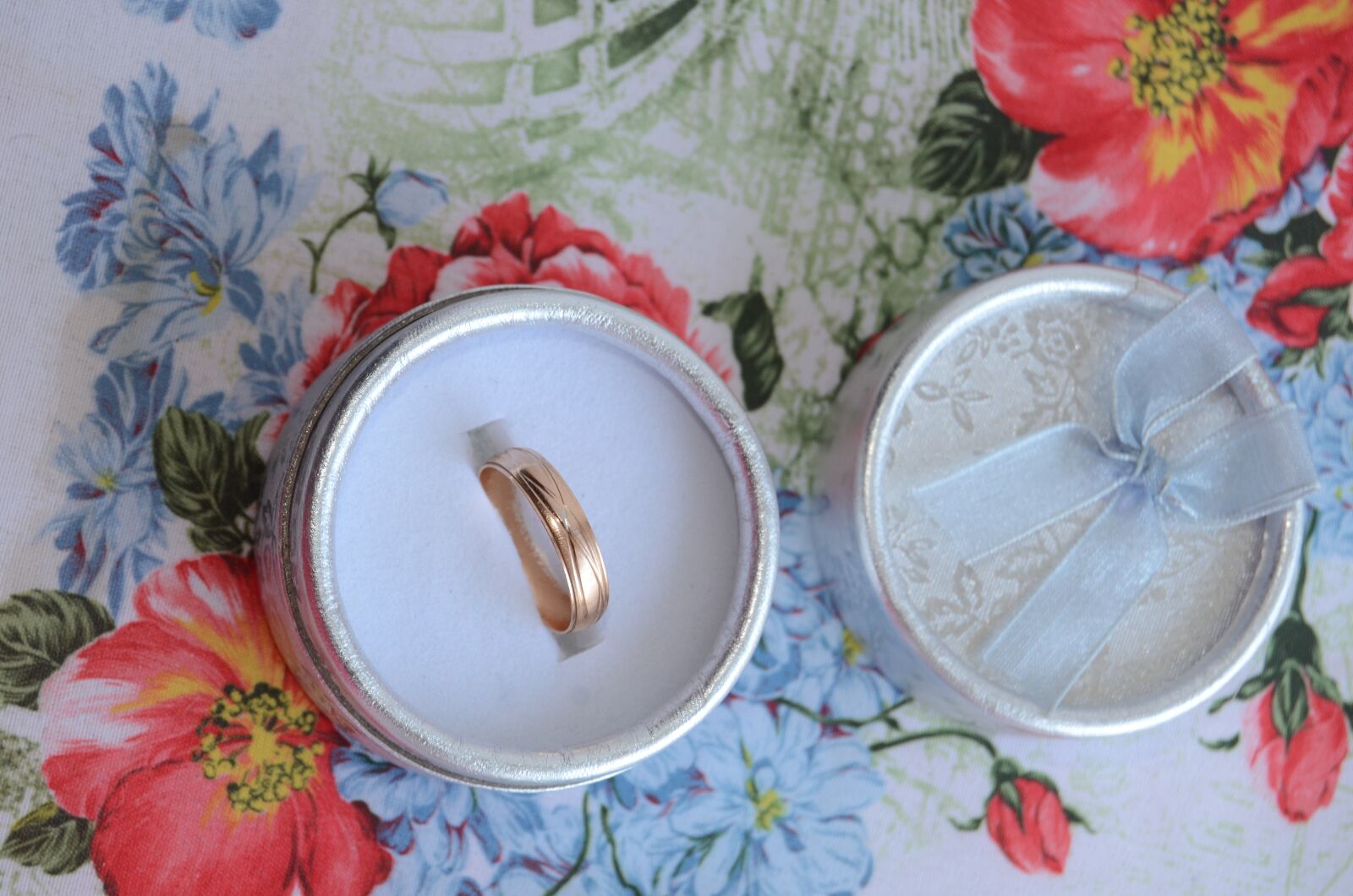 Nikon D7000 sample photo. Ring, gift, box photography