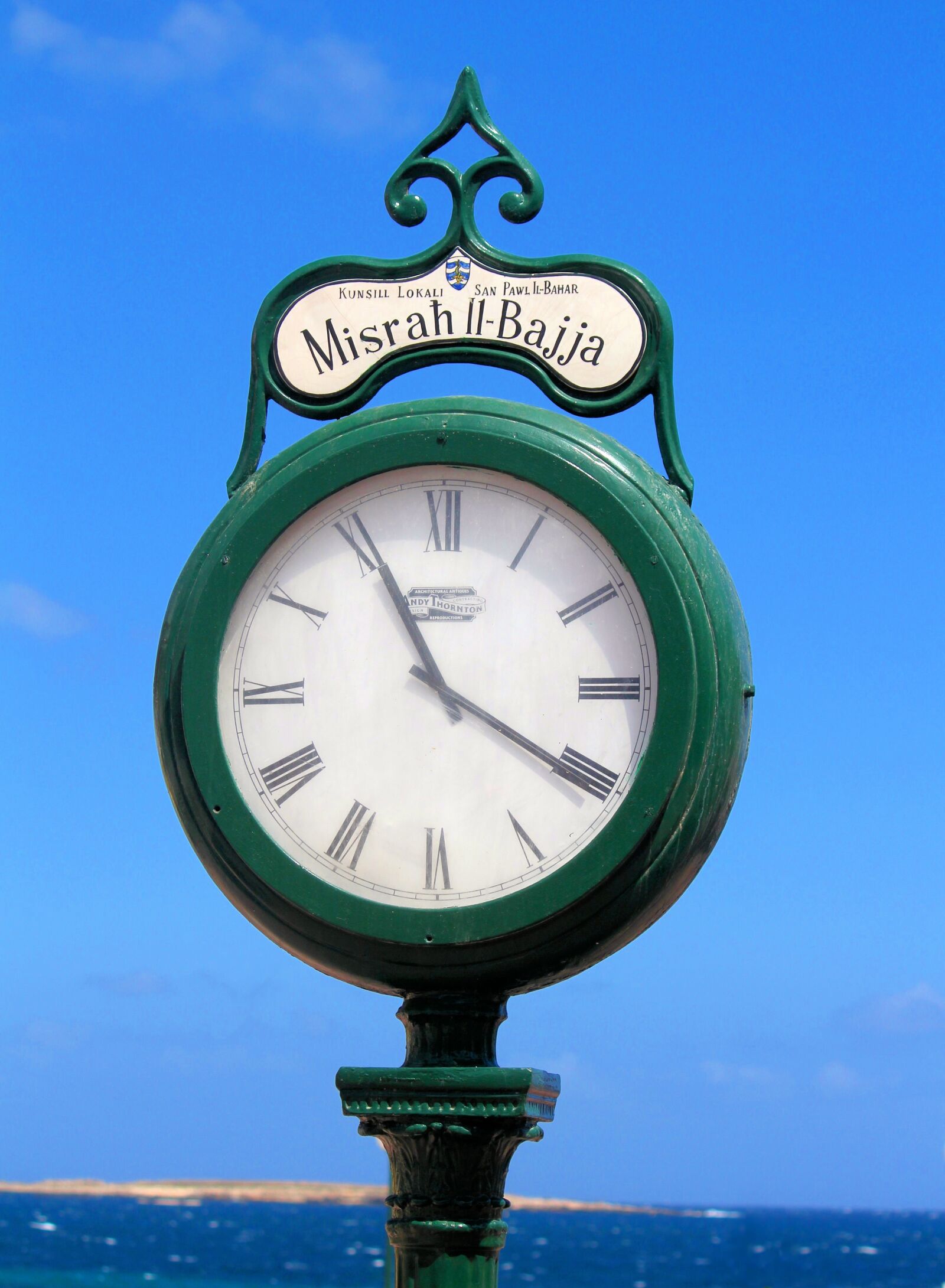 Canon EOS 550D (EOS Rebel T2i / EOS Kiss X4) sample photo. Clock, stand, beach photography