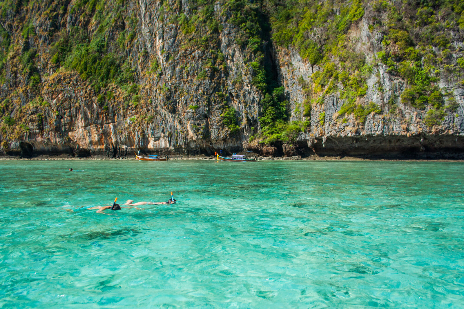 Canon EF-S 18-55mm F3.5-5.6 II sample photo. Asia, boat, sea, diving photography