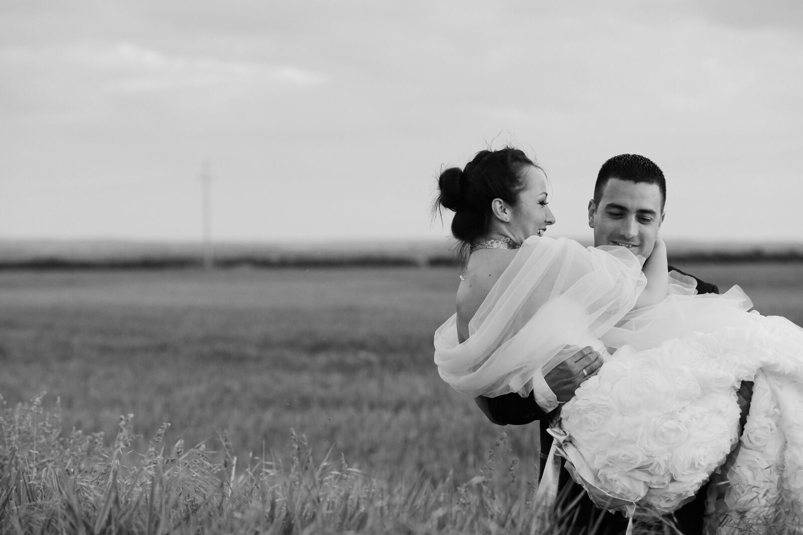 Canon EOS 5D Mark III sample photo. Groom, bride, hold, agriculture photography