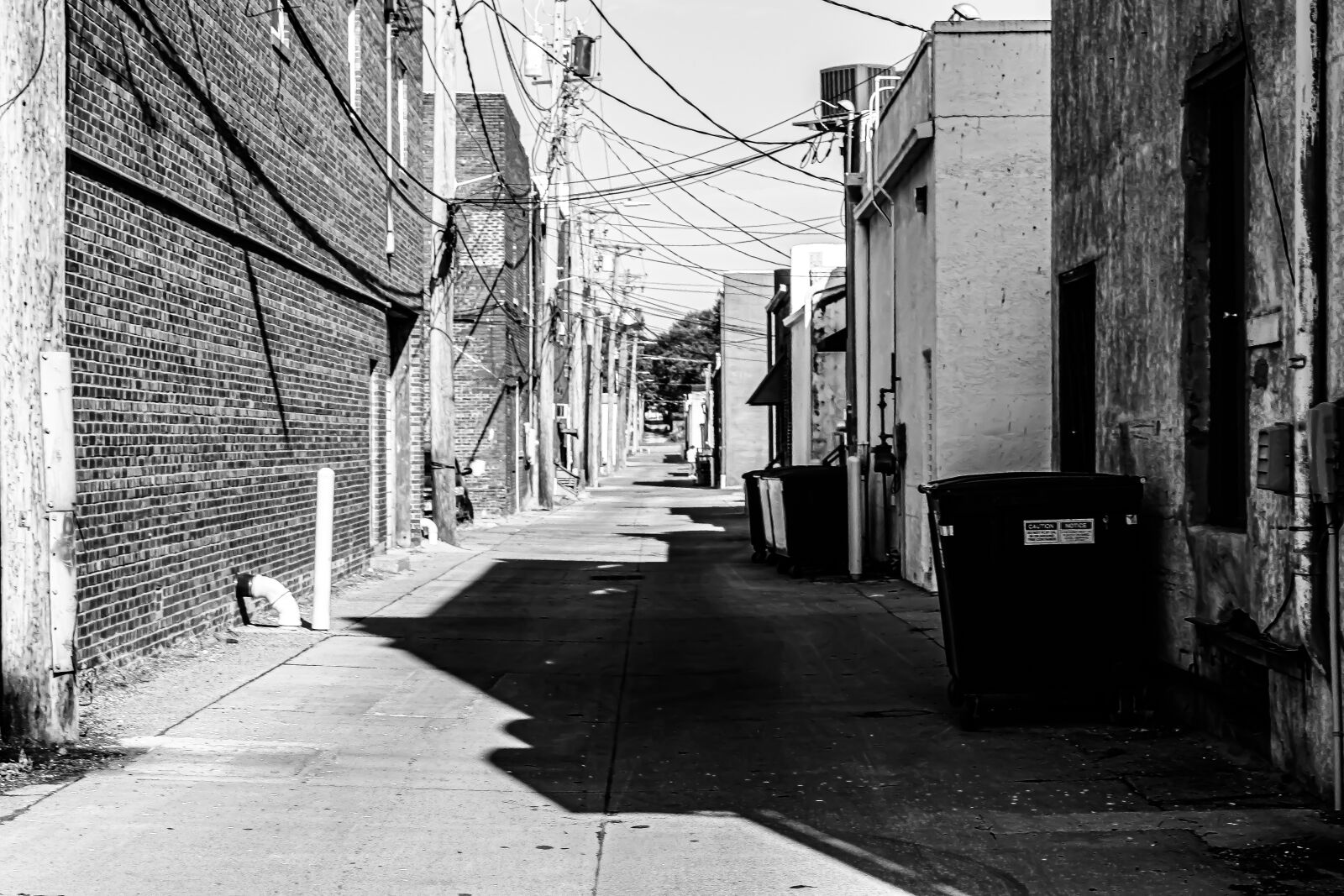Canon EOS 4000D (EOS Rebel T100 / EOS 3000D) sample photo. Black and white, alleyway photography