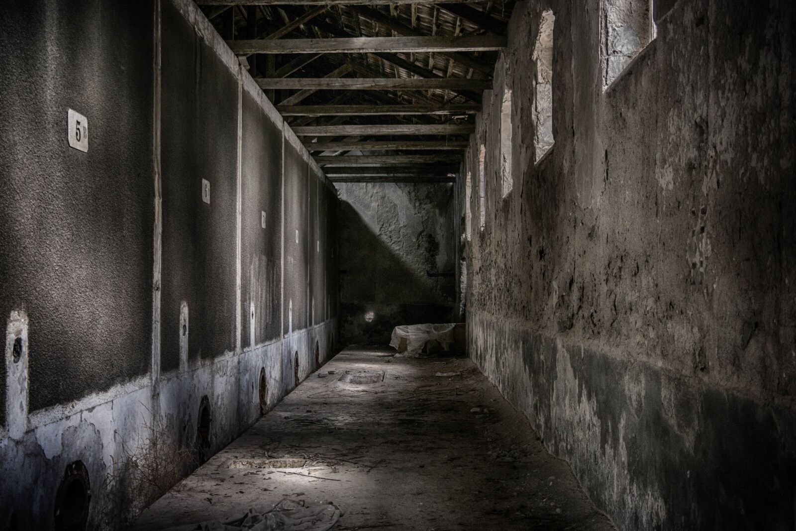 Samsung NX 18-55mm F3.5-5.6 OIS sample photo. Corridor, abandoned, architecture photography