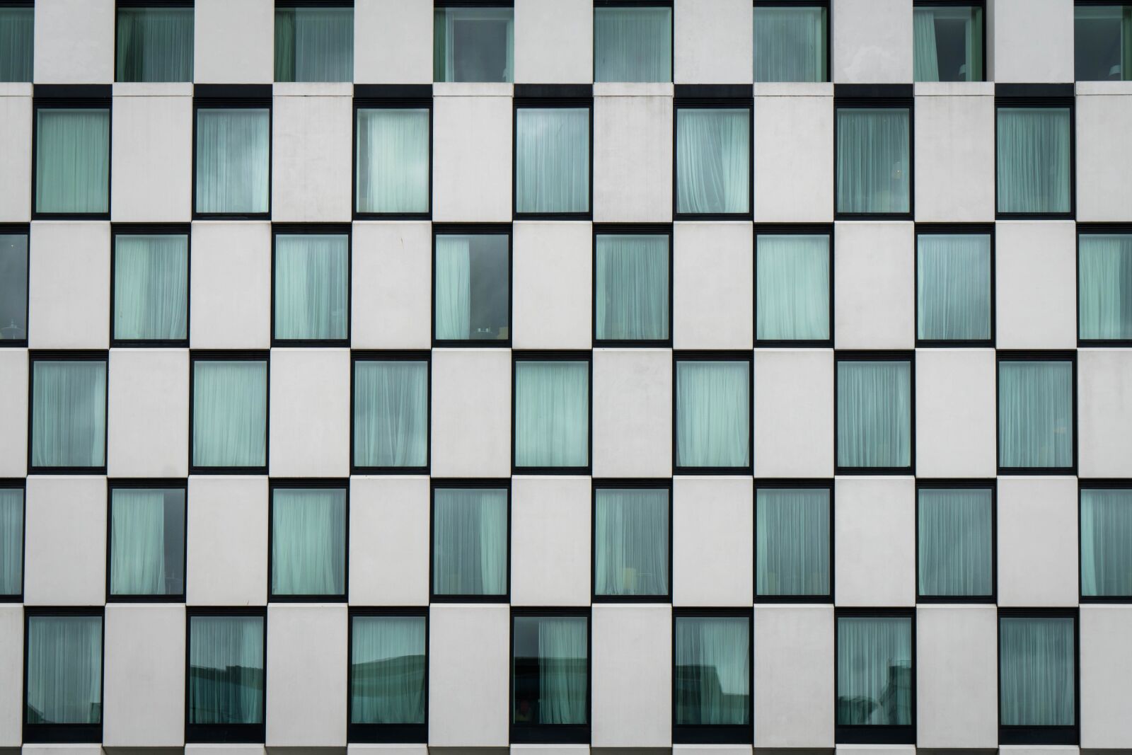Sony a6500 + Sony Vario-Tessar T* E 16-70mm F4 ZA OSS sample photo. Hotel, window, facade photography