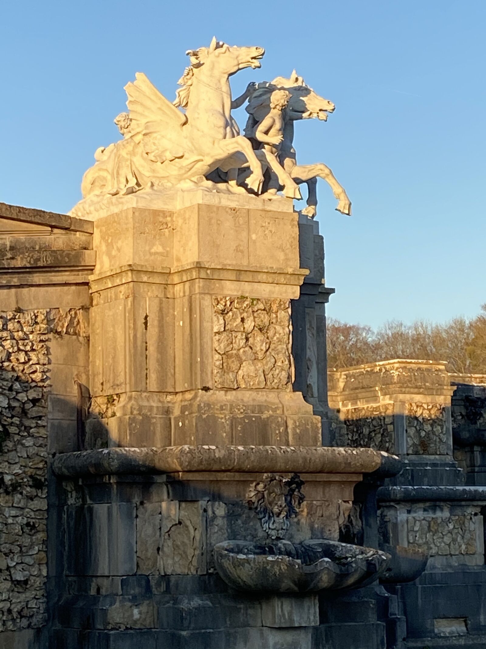 Apple iPhone 11 sample photo. Statue, chevaux, chateau photography
