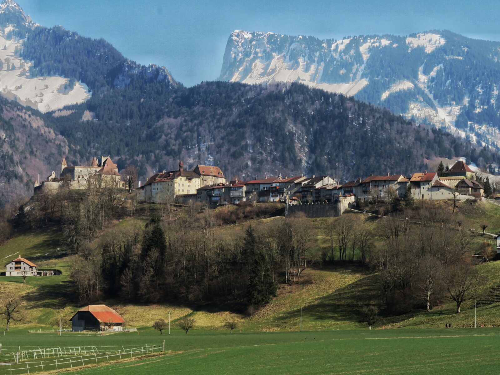 Canon PowerShot G7 X sample photo. Chateau, landscape, mountains, walled photography