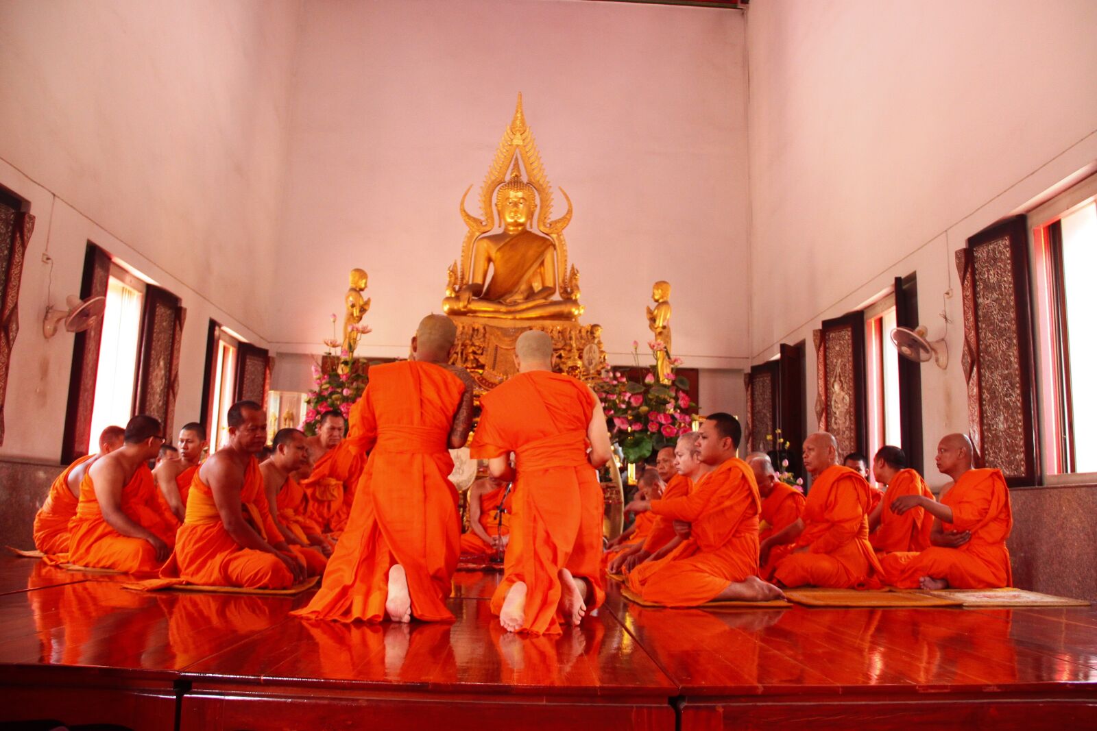 Canon EOS 500D (EOS Rebel T1i / EOS Kiss X3) sample photo. Buddhist holy day, monk photography