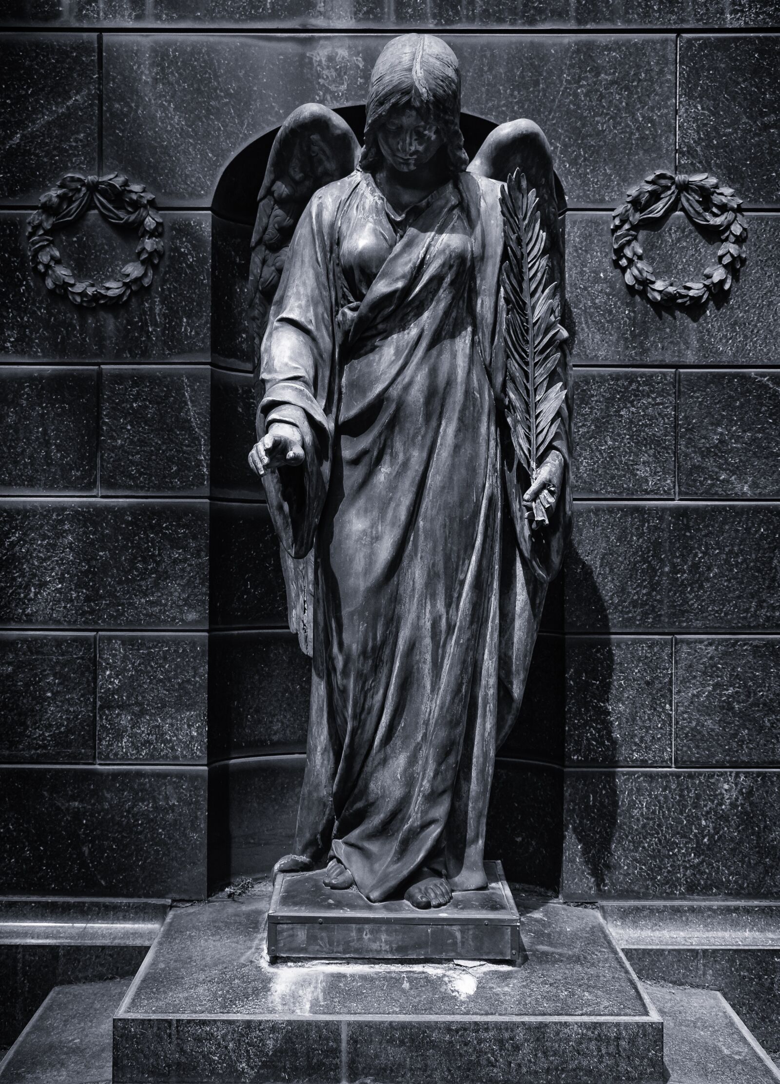 Canon EOS 700D (EOS Rebel T5i / EOS Kiss X7i) sample photo. Angel, cemetery, sculpture photography