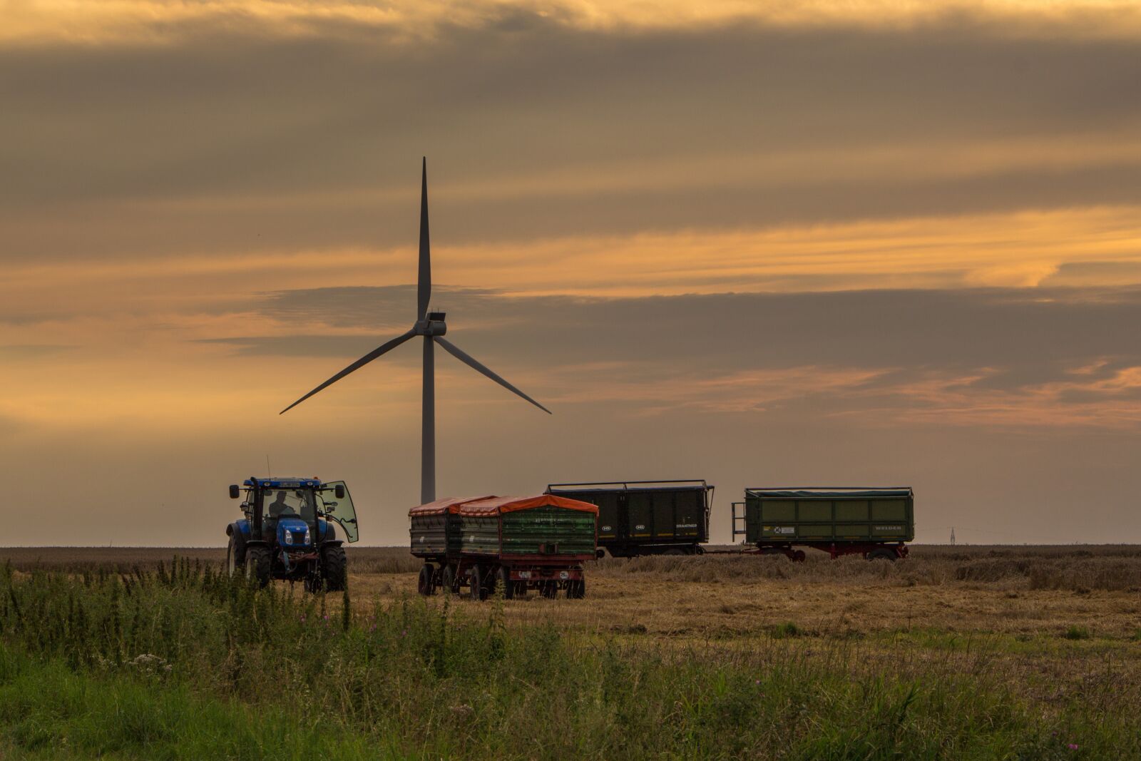 Canon EOS 700D (EOS Rebel T5i / EOS Kiss X7i) sample photo. Harvest, field, tractor photography