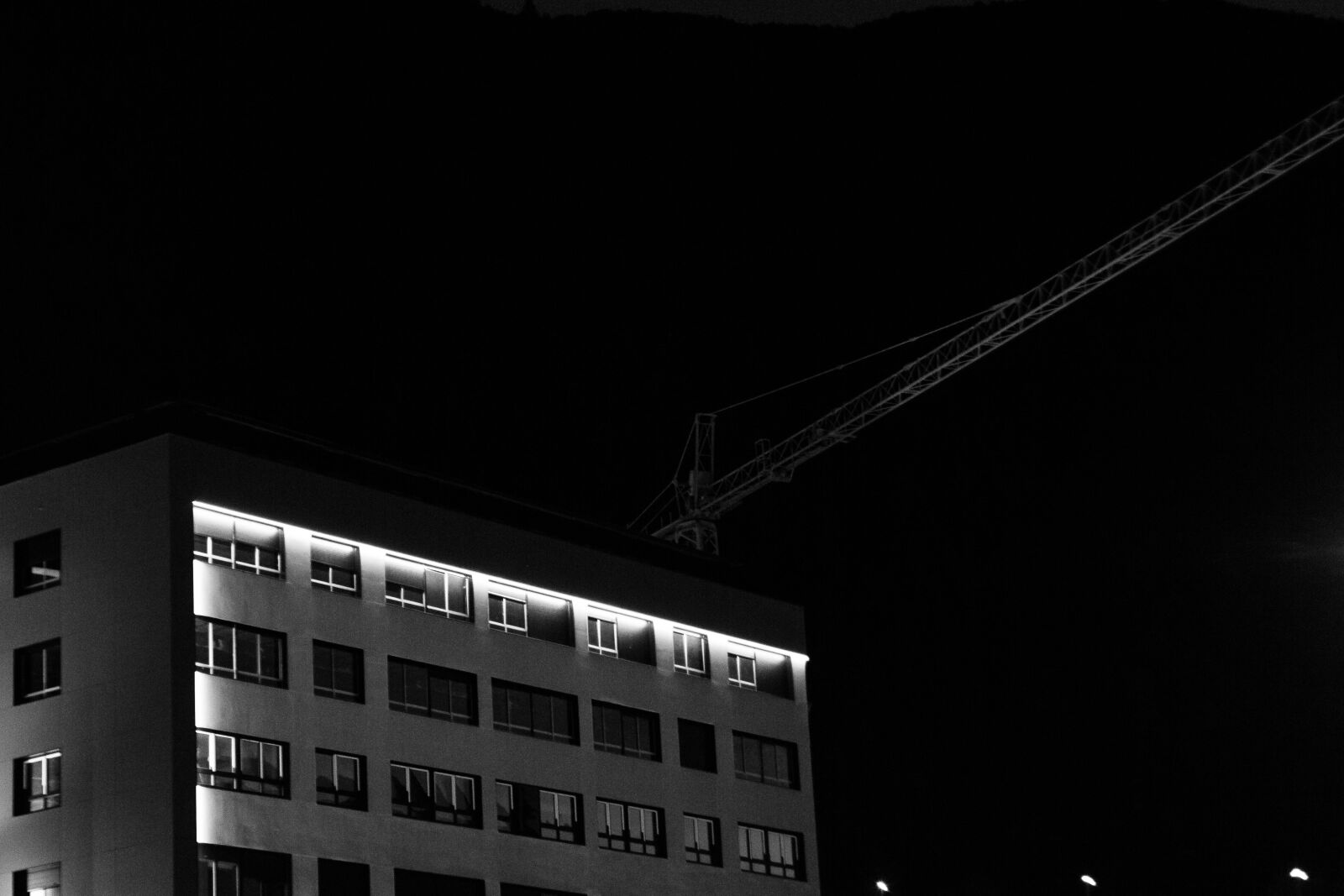 Canon EOS 600D (Rebel EOS T3i / EOS Kiss X5) + Canon EF 50mm F1.4 USM sample photo. Batiment, building, crane, dark photography