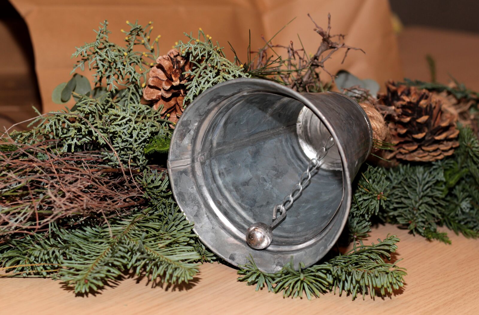 Canon EOS 600D (Rebel EOS T3i / EOS Kiss X5) sample photo. Christmas decoration, pinecones, clock photography