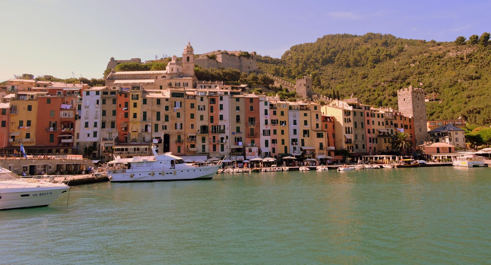 Nikon Coolpix P600 sample photo. Boats, sea, houses photography