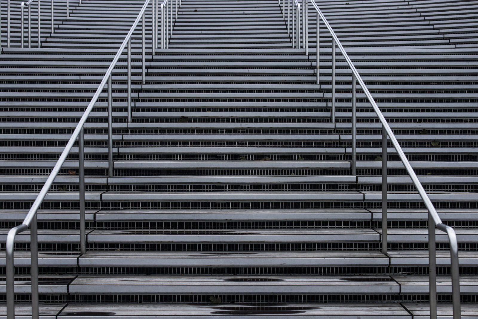 Canon EOS 600D (Rebel EOS T3i / EOS Kiss X5) sample photo. Grey, repetition, stairs, symetry photography