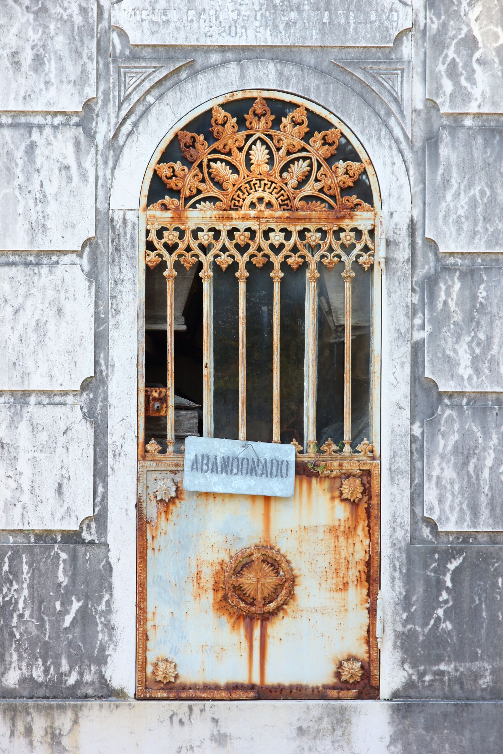 Canon EOS 550D (EOS Rebel T2i / EOS Kiss X4) sample photo. Portugal, lisbon, cemetary photography
