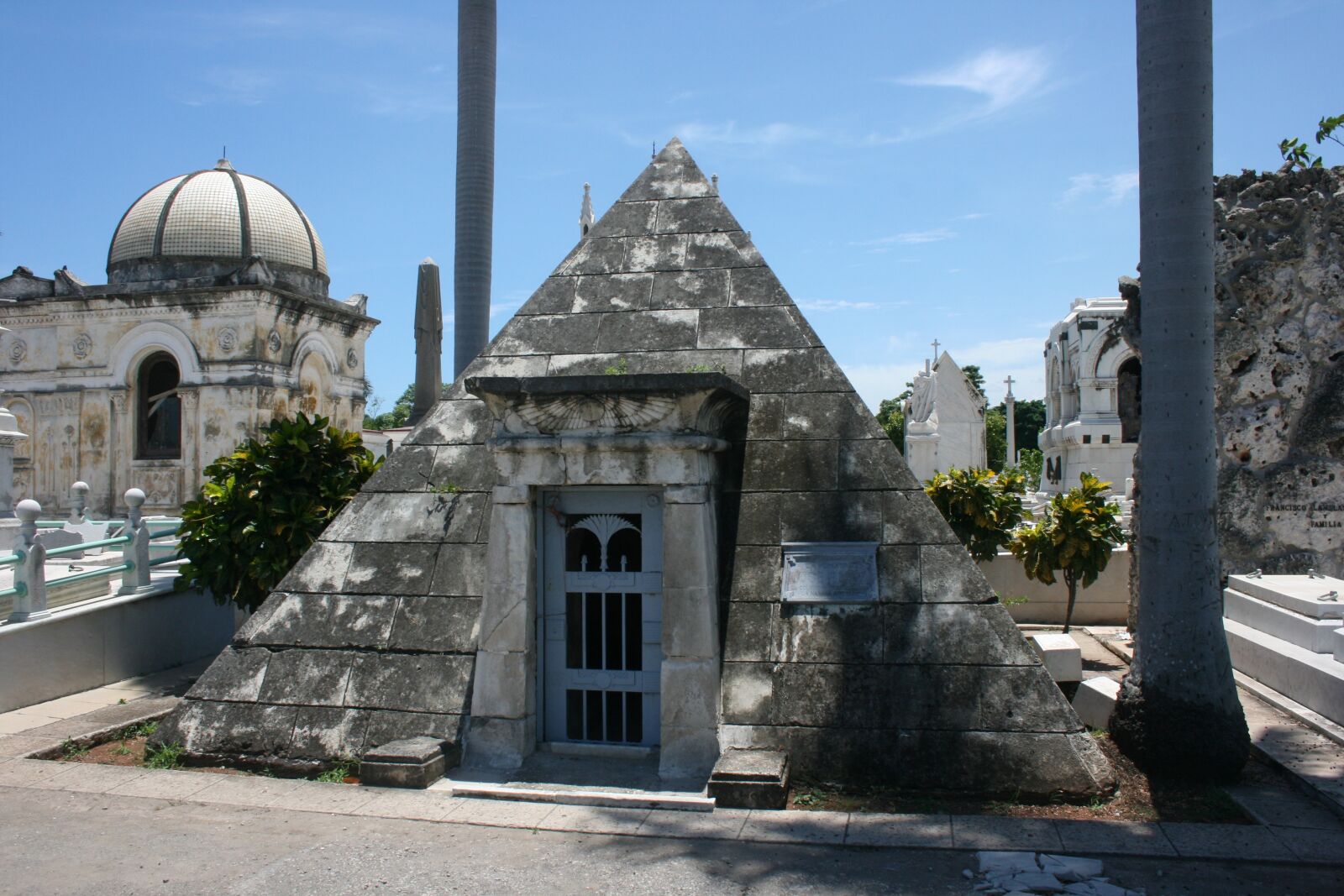 Canon EOS 400D (EOS Digital Rebel XTi / EOS Kiss Digital X) sample photo. Cemetery, pyramid, cuba photography