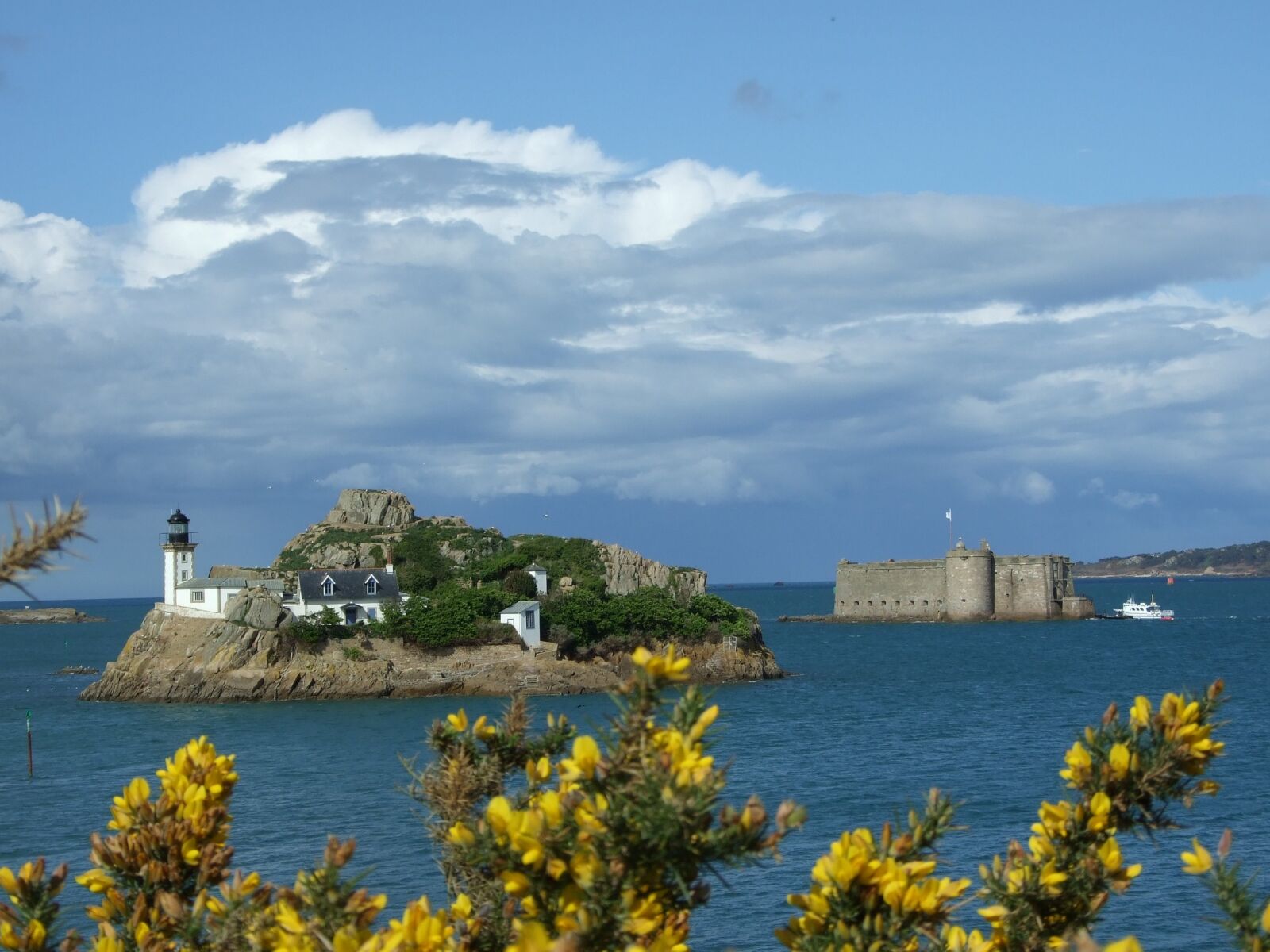 Fujifilm FinePix S6500fd sample photo. Island, brittany, sea photography