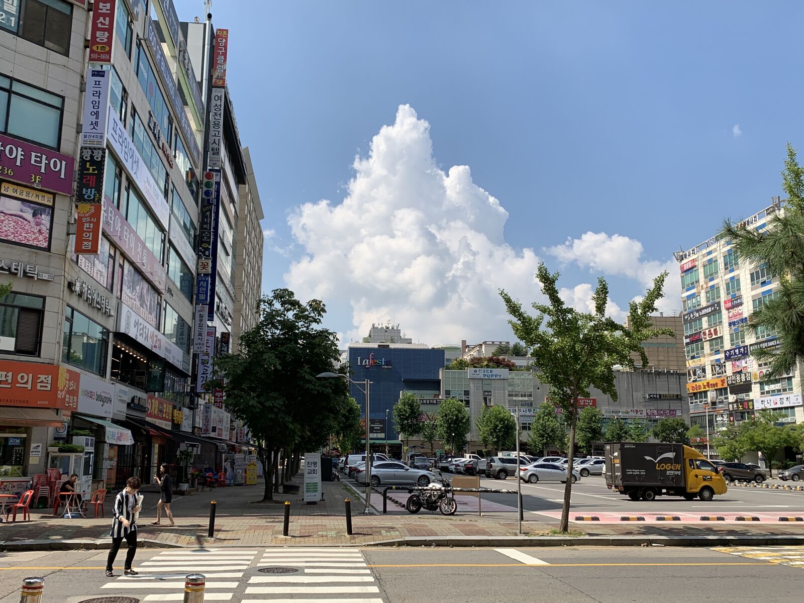 Apple iPhone XS sample photo. Driveway, korea, city photography