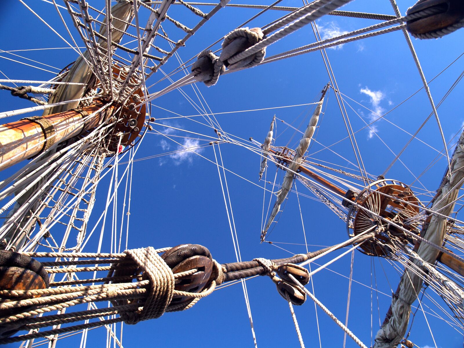 Olympus E-500 (EVOLT E-500) sample photo. Motor sailers, ship, strings photography