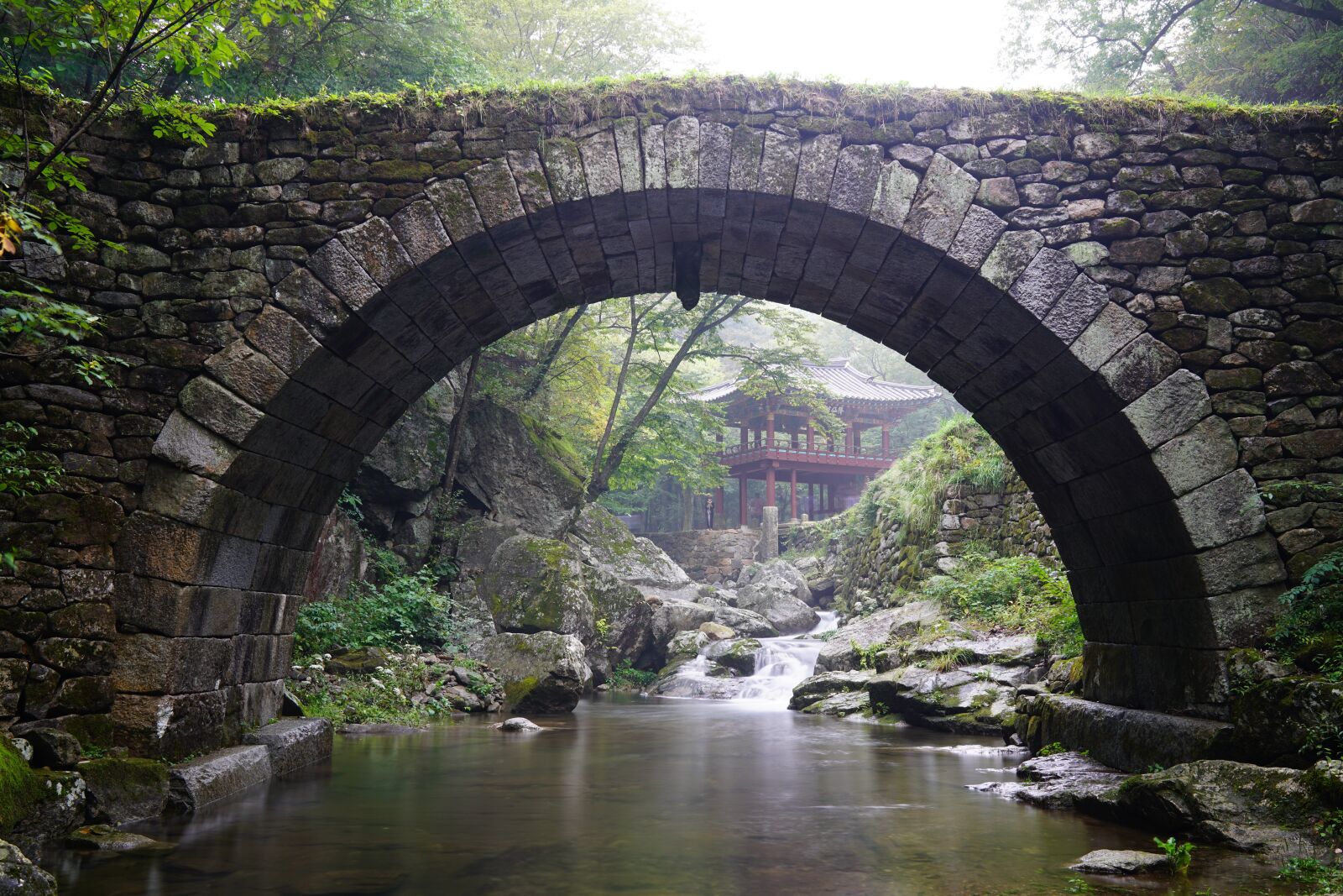 Sony a7R II + Sony Distagon T* FE 35mm F1.4 ZA sample photo. Temple, section, bridge photography