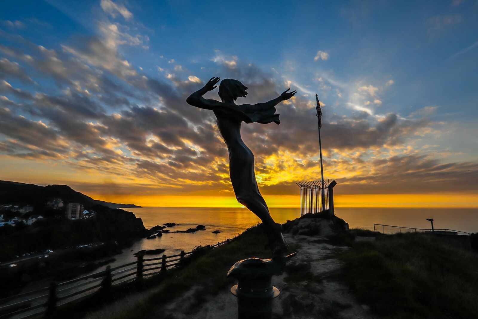 Canon EOS 5D Mark IV + Canon EF 16-35mm F2.8L II USM sample photo. Sunset, silhouette, the statue photography