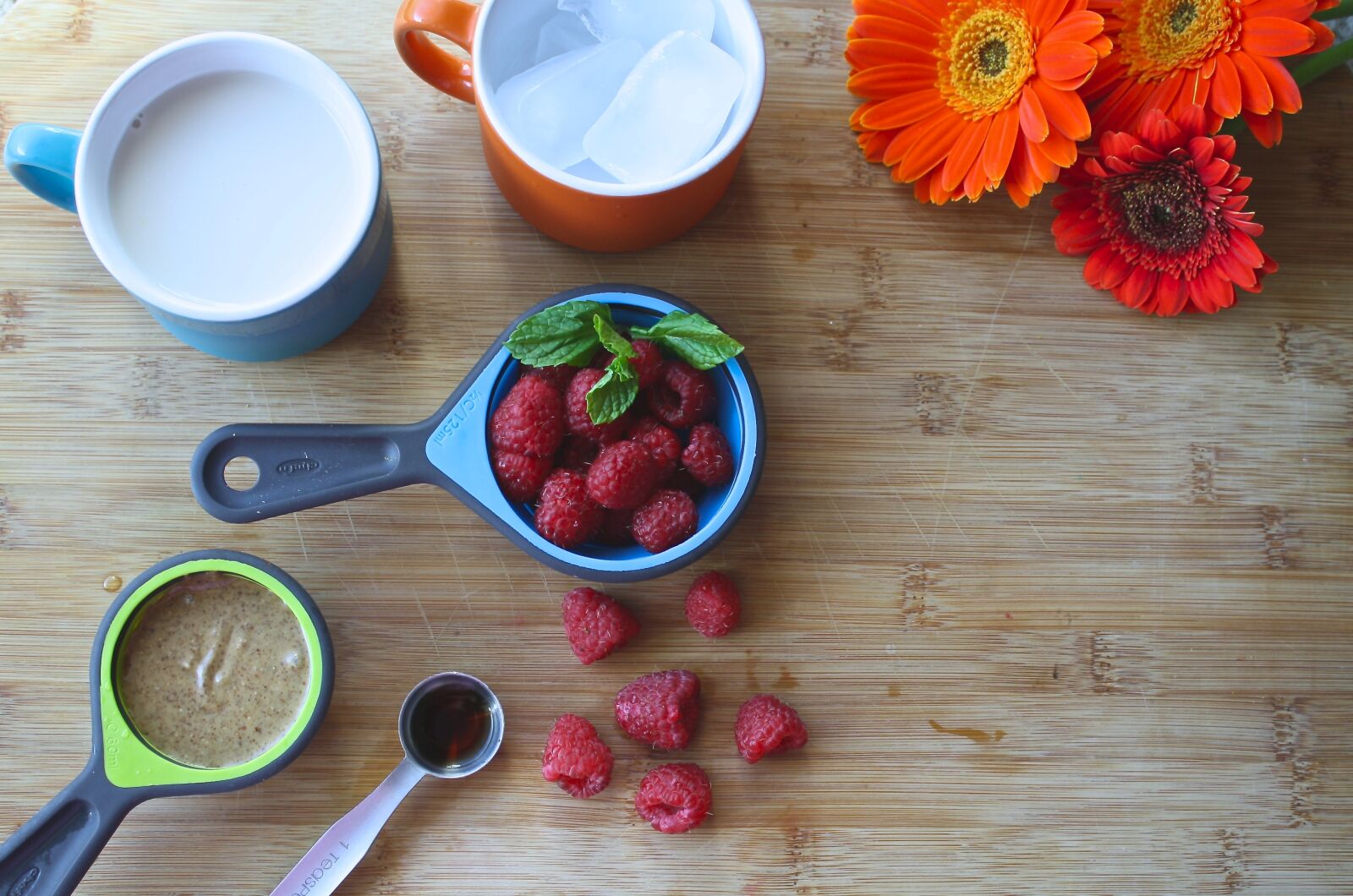 Canon EOS 1000D (EOS Digital Rebel XS / EOS Kiss F) sample photo. Smoothie, raspberry, healthy photography