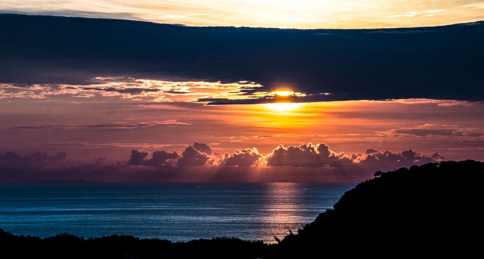 Sony Alpha NEX-3N sample photo. Amazing, sunset, beach, clouds photography