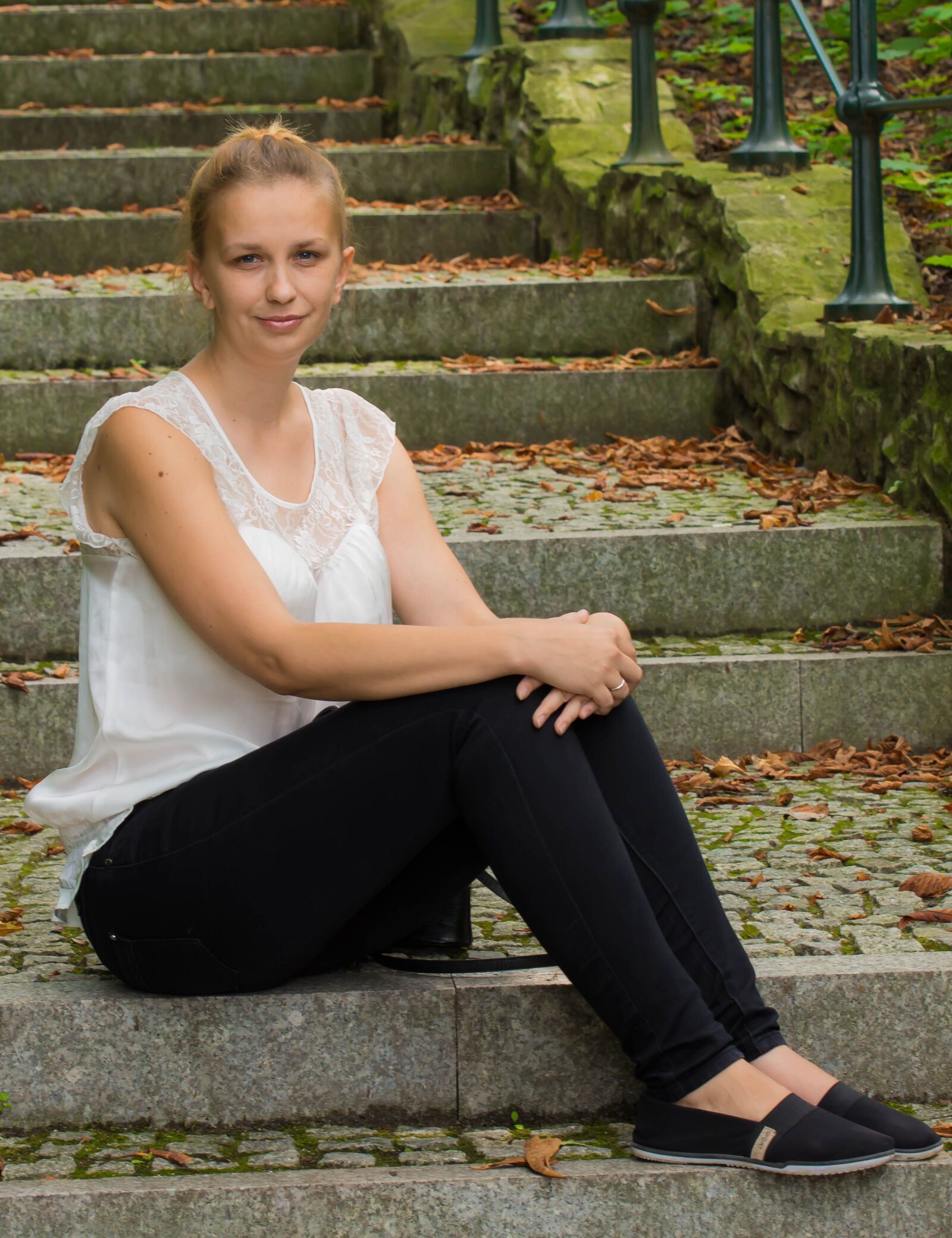 Nikon D7100 sample photo. Girl, stairs, sitting photography